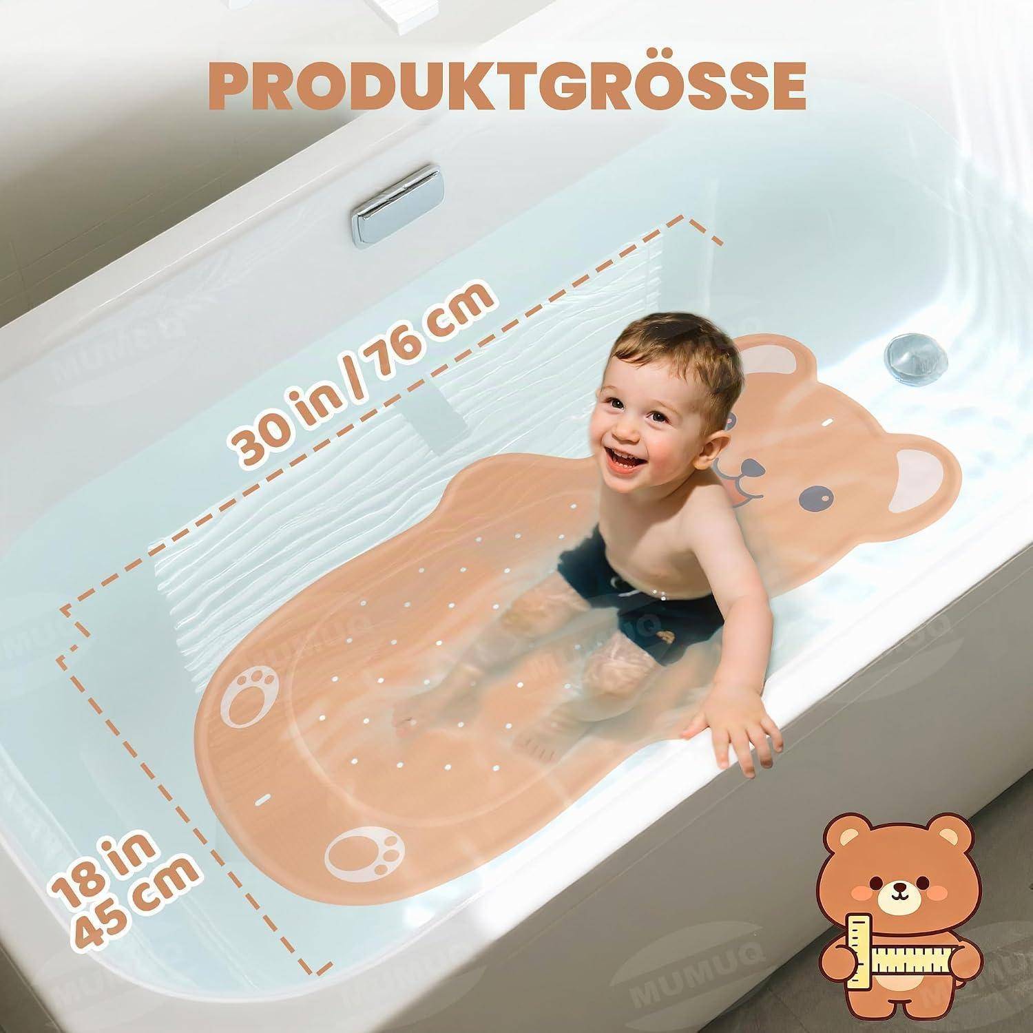 Baby sitzt in einer Badewanneneinsatz mit Bärenmuster; Produktgröße angegeben als 30 Zoll/76 cm lang und 18 Zoll/45 cm breit.