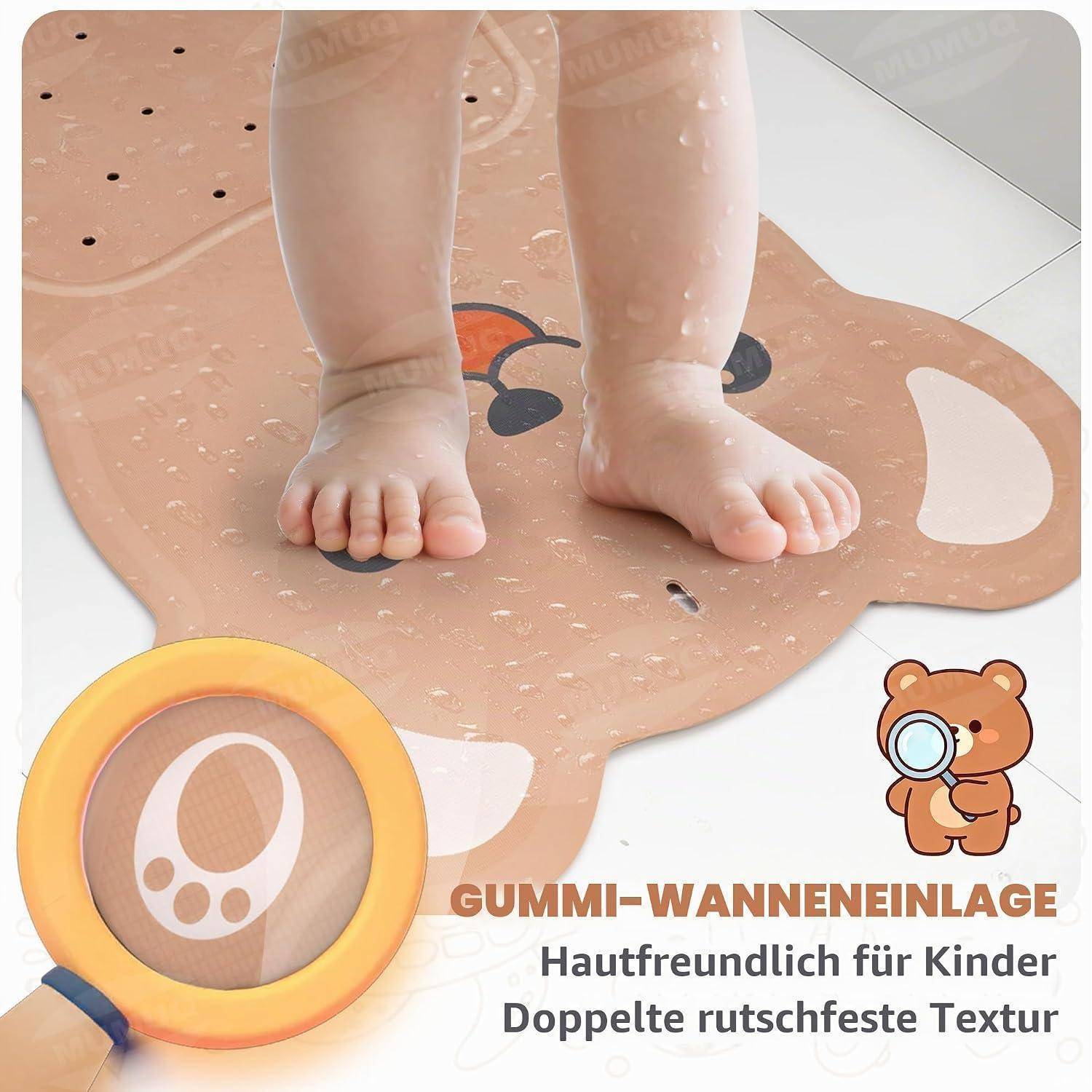 # Baby auf einer bärenförmigen Badmatte mit Lupe-Symbol und deutschem Text zur Bewerbung einer hautfreundlichen, doppelt rutschfesten Badeeinlage für Kinder.