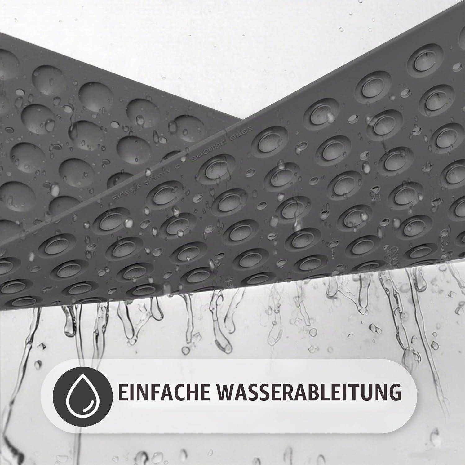 Nahaufnahme einer perforierten Drainagematte, die Wasser abgibt, beschriftet mit „EINFACHE WASSERABLEITUNG