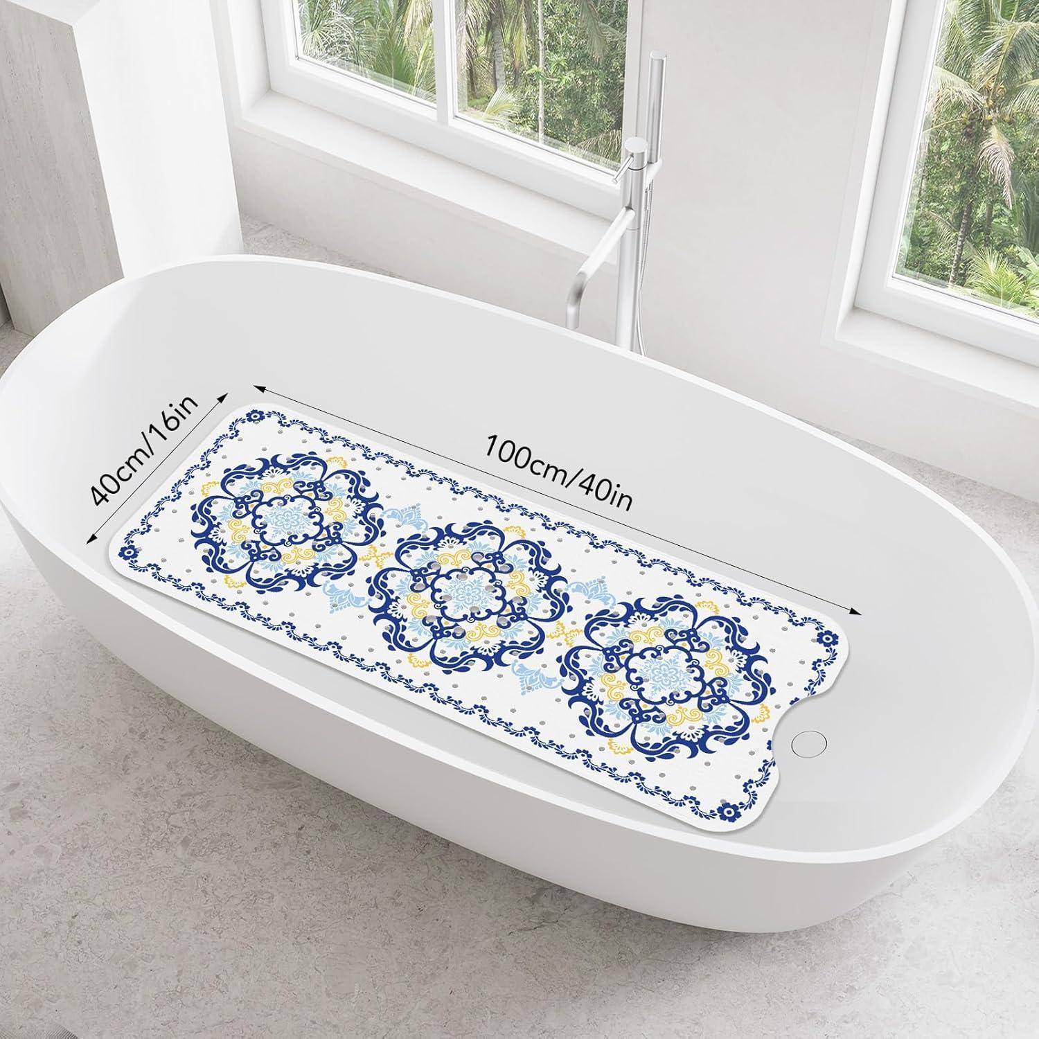 Lange rechteckige Badmatte mit blauem Ornament-Fliesenmuster, mit Angabe von 100 cm/40 Zoll auf 40 cm/16 Zoll, gezeigt in einer weißen Badewanne.