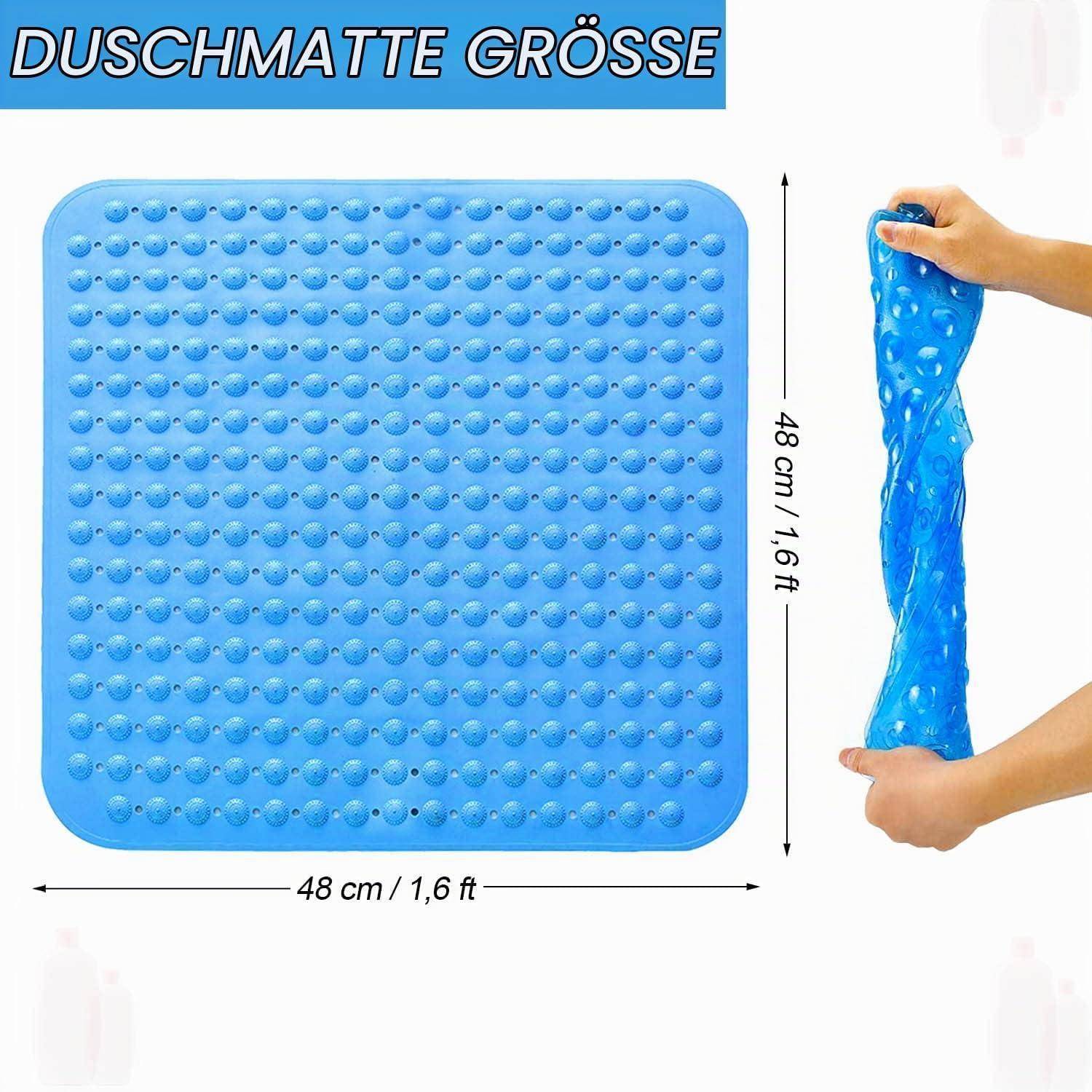 Blaue Badewannenmatte mit Saugnapf, gezeigt mit Größe 48 cm x 48 cm, plus eine Hand, die die flexible Matte vertikal dehnt.
