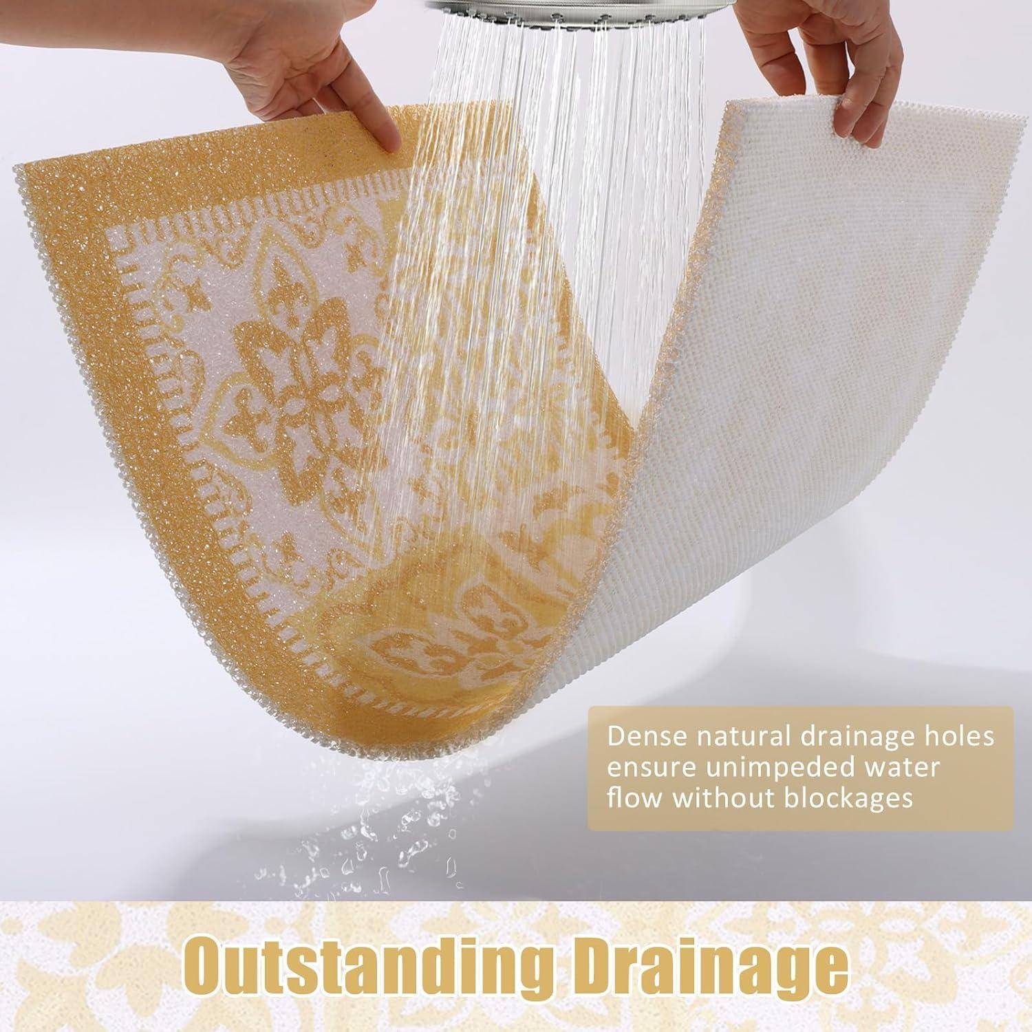 Hände halten eine flexible Matte unter fließendem Wasser, die dichte Drainagelöcher zeigt und die Bildunterschrift „Hervorragende Drainage