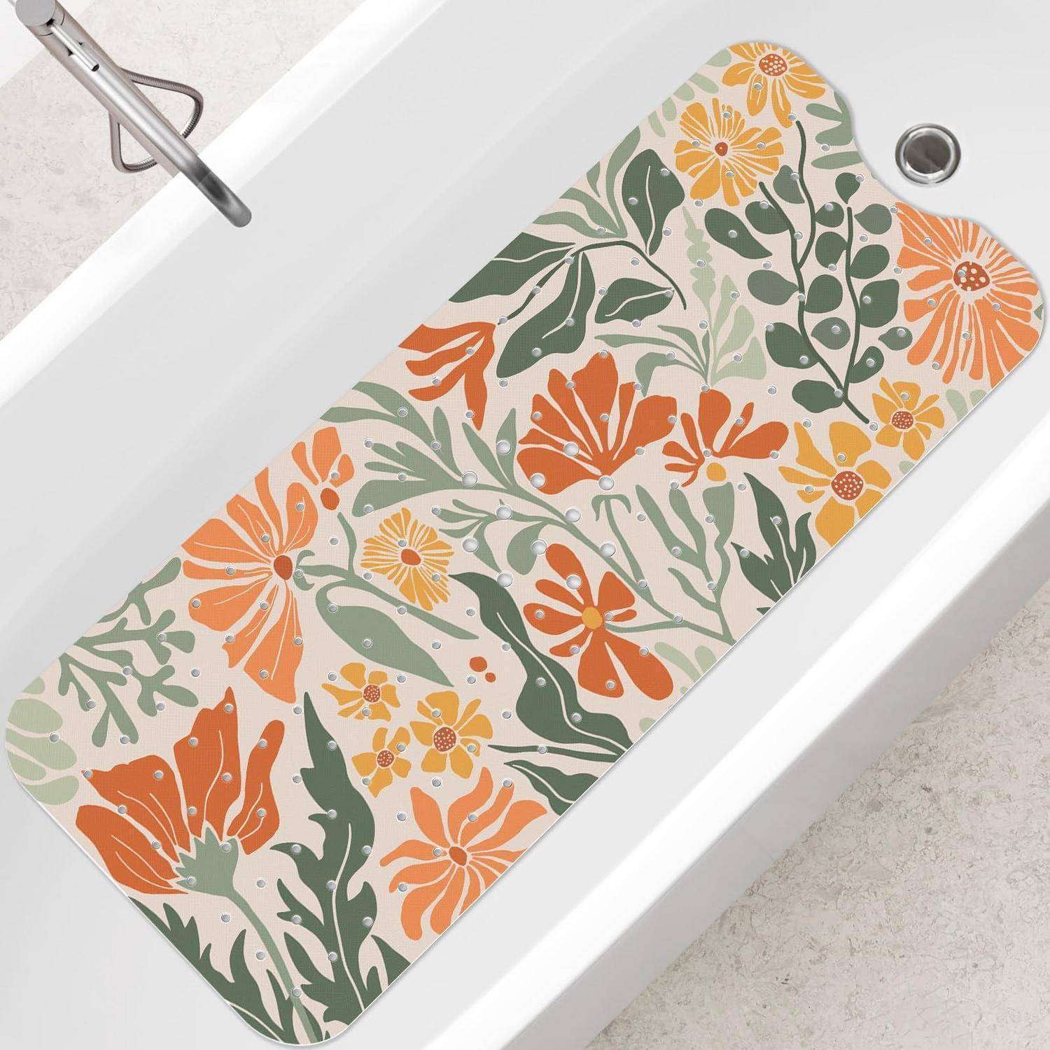 Badematte mit Blumenmuster in Orange, Grün und Creme, gezeigt in einer weißen Badewanne.
