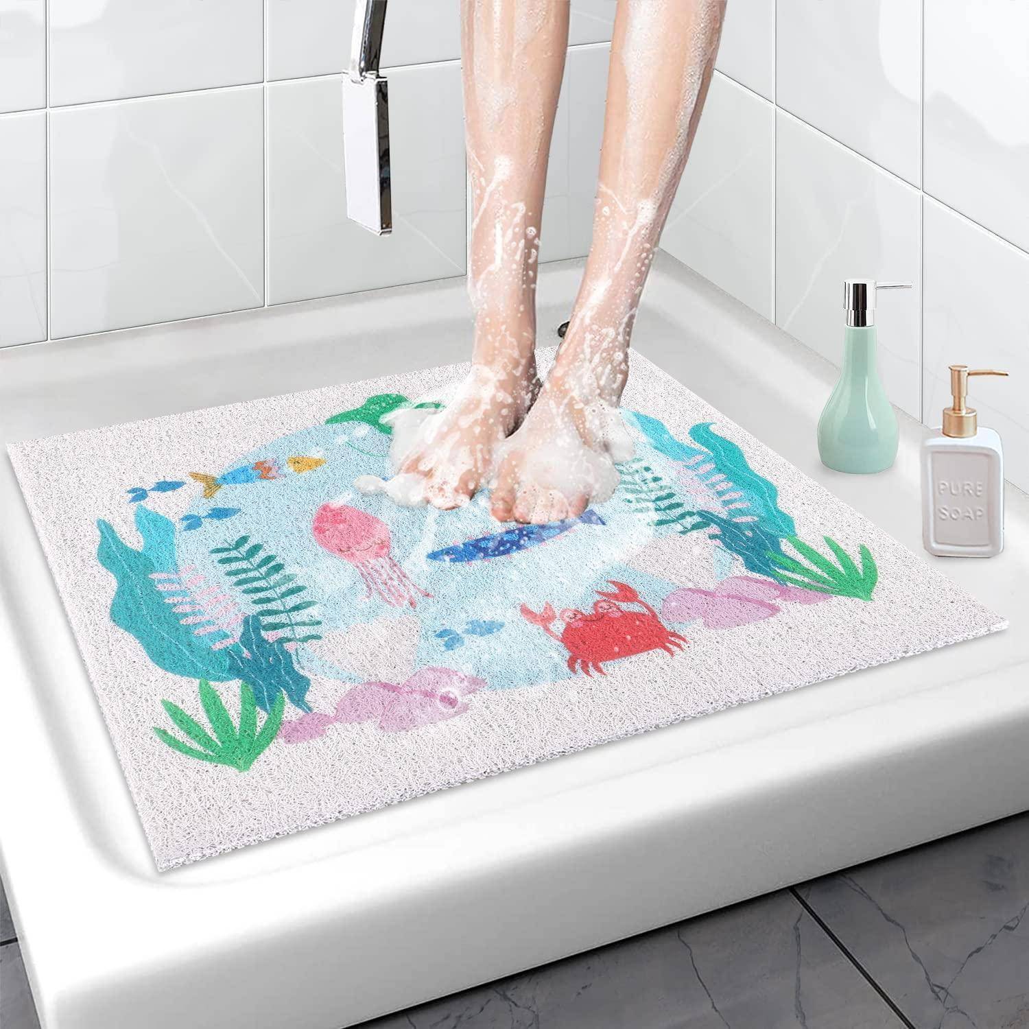 Füße, die auf einer bunten Badematte in einer Dusche stehen, mit Seifenschaum und Badezimmeraccessoires in der Nähe.