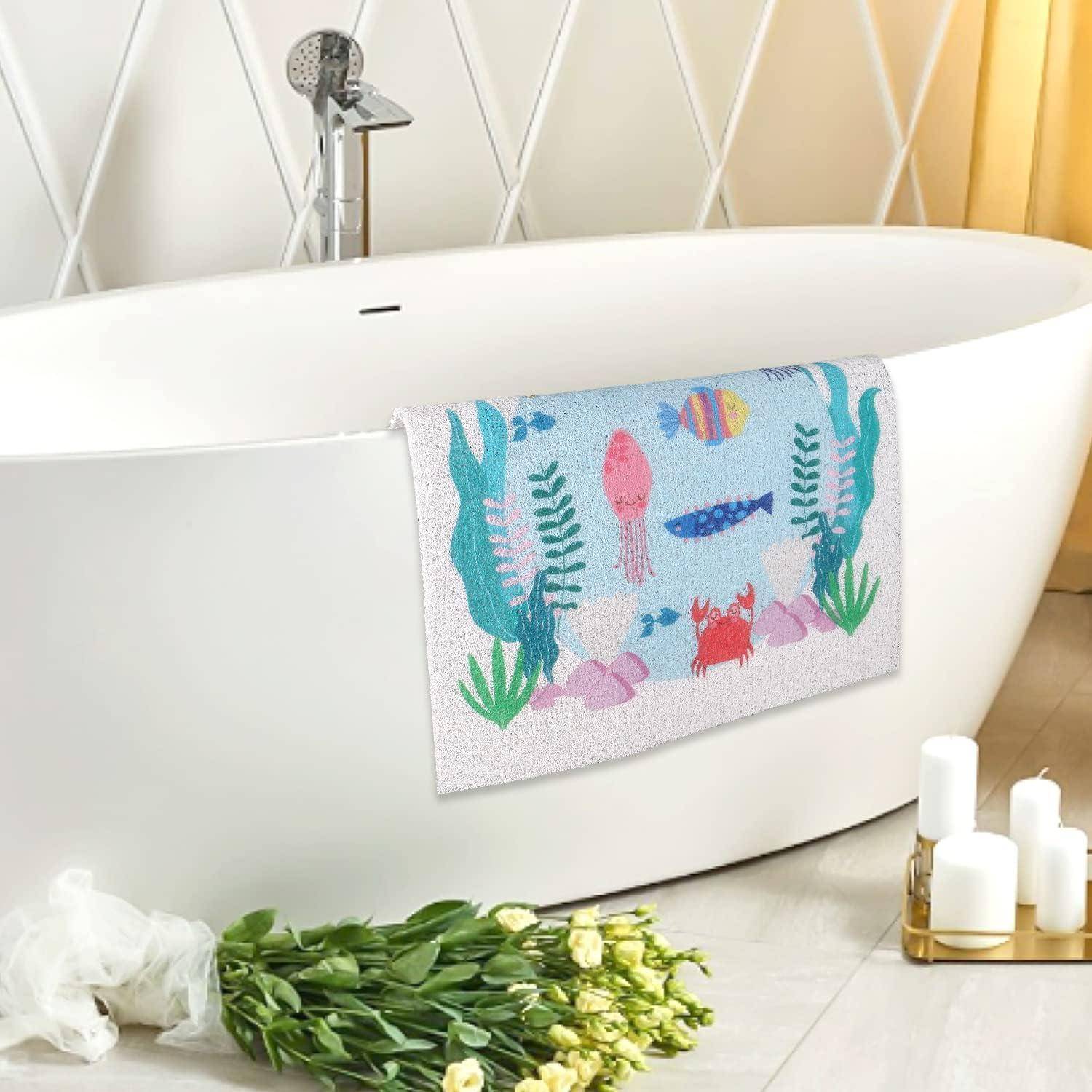 Moderne freistehende weiße Badewanne mit einem farbenfrohen Badetuch mit Meeresleben-Motiv über der Seite drapiert, Blumen auf dem Boden und Kerzen für das Bad in der Nähe.