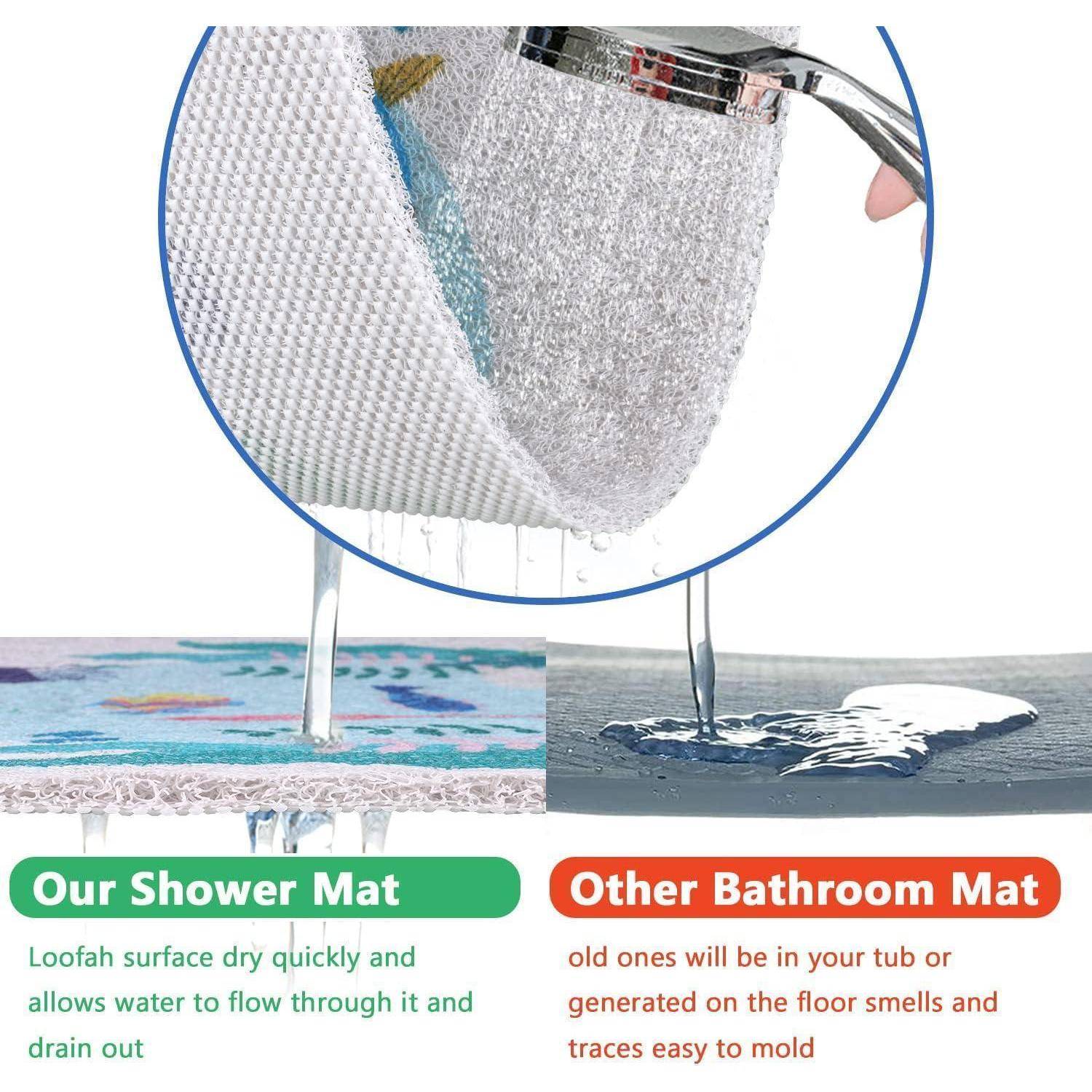 Vergleichsgrafik zeigt eine Duschenmatte, die schnell entwässert und schimmelresistent ist, im Vergleich zu einer anderen Badezimmermatte, die Wasser speichert und unangenehm riecht, mit Nahaufnahme von Wasser, das durch die Matte fließt.