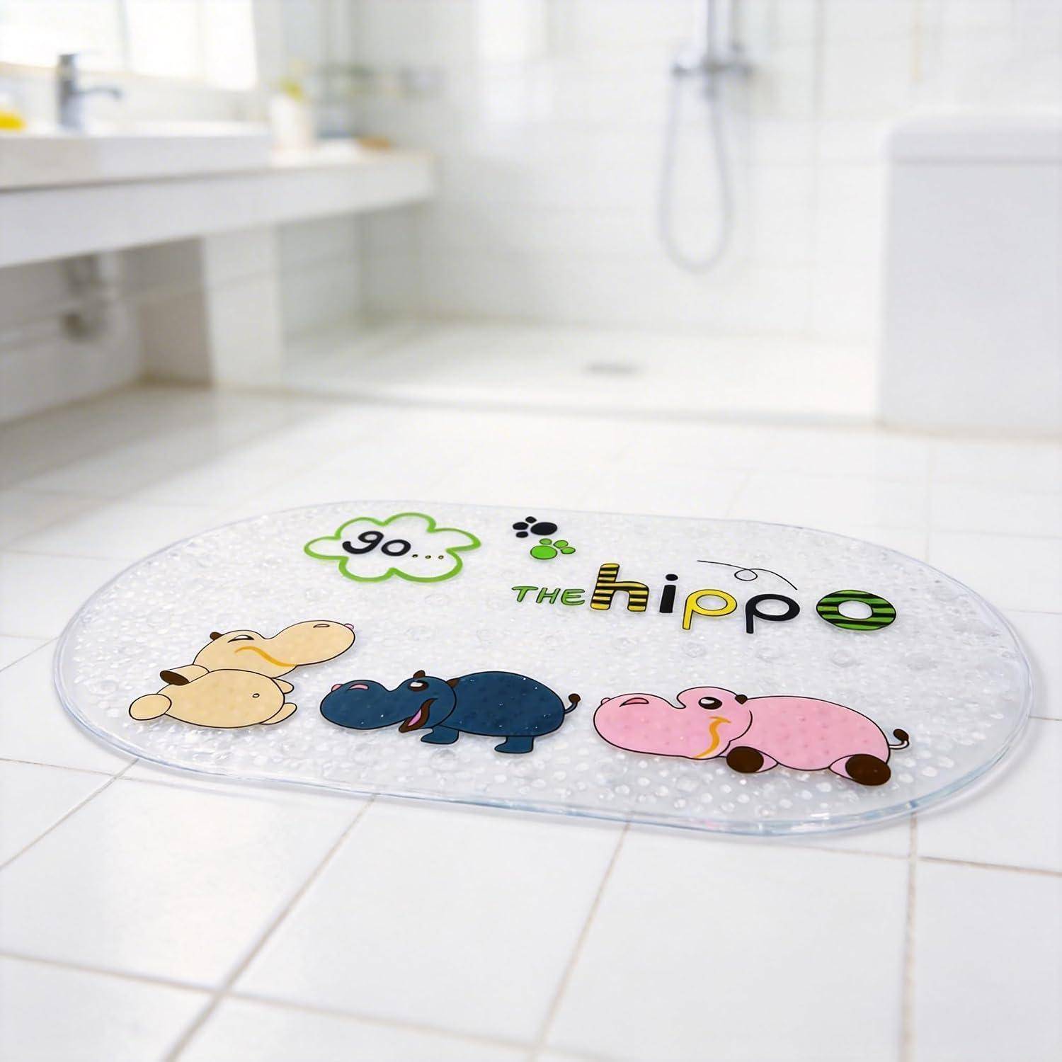 Farbenfrohe, nilpferdförmige Badezimmermatte auf weißem Fliesenboden, bedruckt mit „the hippo
