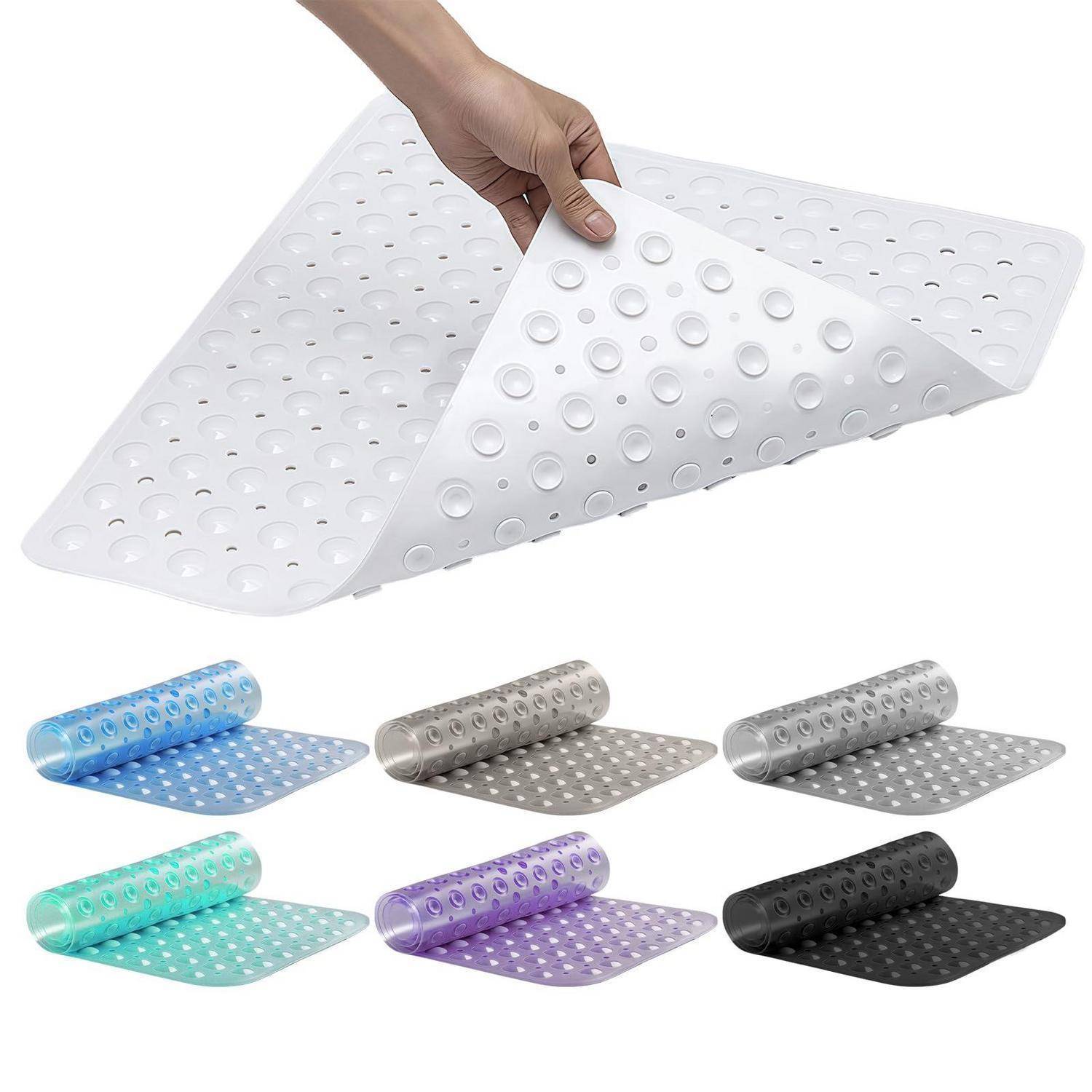 Hand hebt eine flexible weiße Silikonduschmatte mit Saugnäpfen; darunter sind fünf Farbvarianten der gleichen rutschfesten Matte.