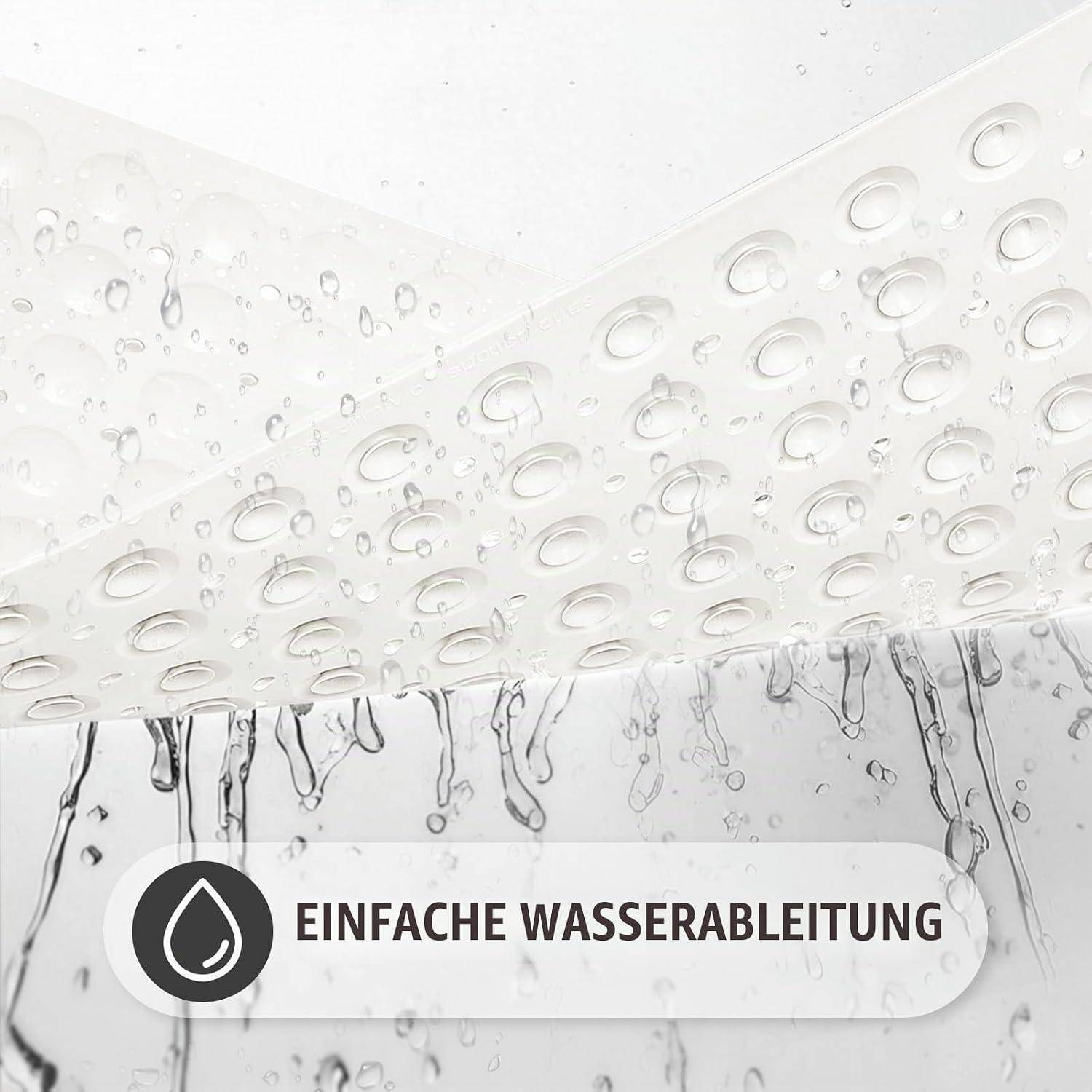 Wassertropfen auf einer weißen Oberfläche über einem Etikett mit einem Tropfensymbol und dem deutschen Text „EINFACHE WASSERABLEITUNG", was auf eine einfache Wasserableitung hindeutet.