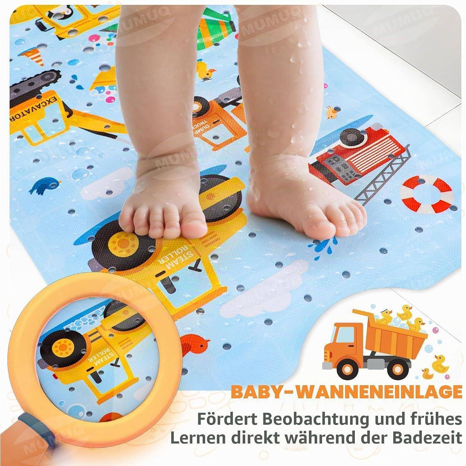Baby steht auf einer bunten Badematte mit Fahrzeugen und zeigt ein Ringspielzeug. Der deutsche Text bewirbt Beobachtung und frühes Lernen während des Badezimmers.