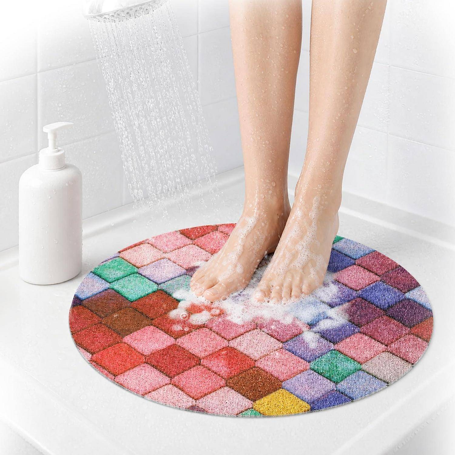 Füße, die auf einer bunten runden Badematte in einer Dusche stehen, mit Seifenschaum und einer Pumpflasche in der Nähe.