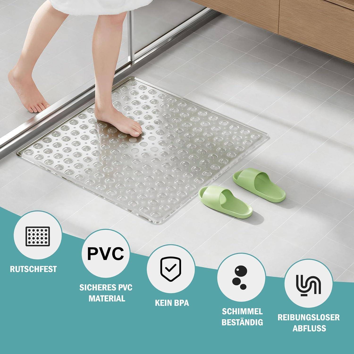 Badezimmermatte im Duschbereich, mit einem Fuß, der darauf tritt, und Symbolen, die rutschfestes PVC, BPA-frei, schimmelresistent und glatte Drainage hervorheben.