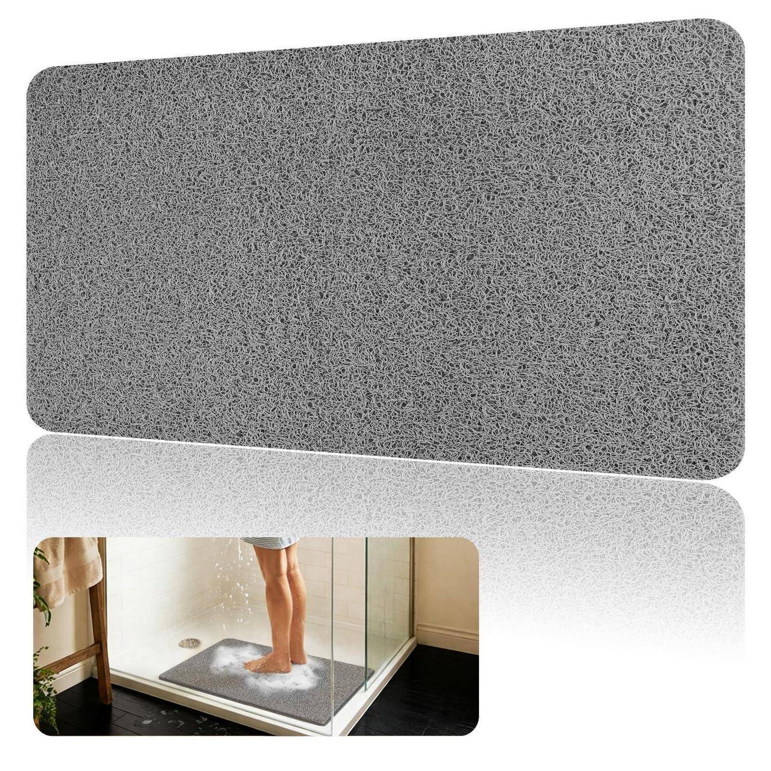 Badevorleger in einer Dusche: Eine Person steht auf einer grauen rutschfesten Matte in einer gläsernen Duschkabine.