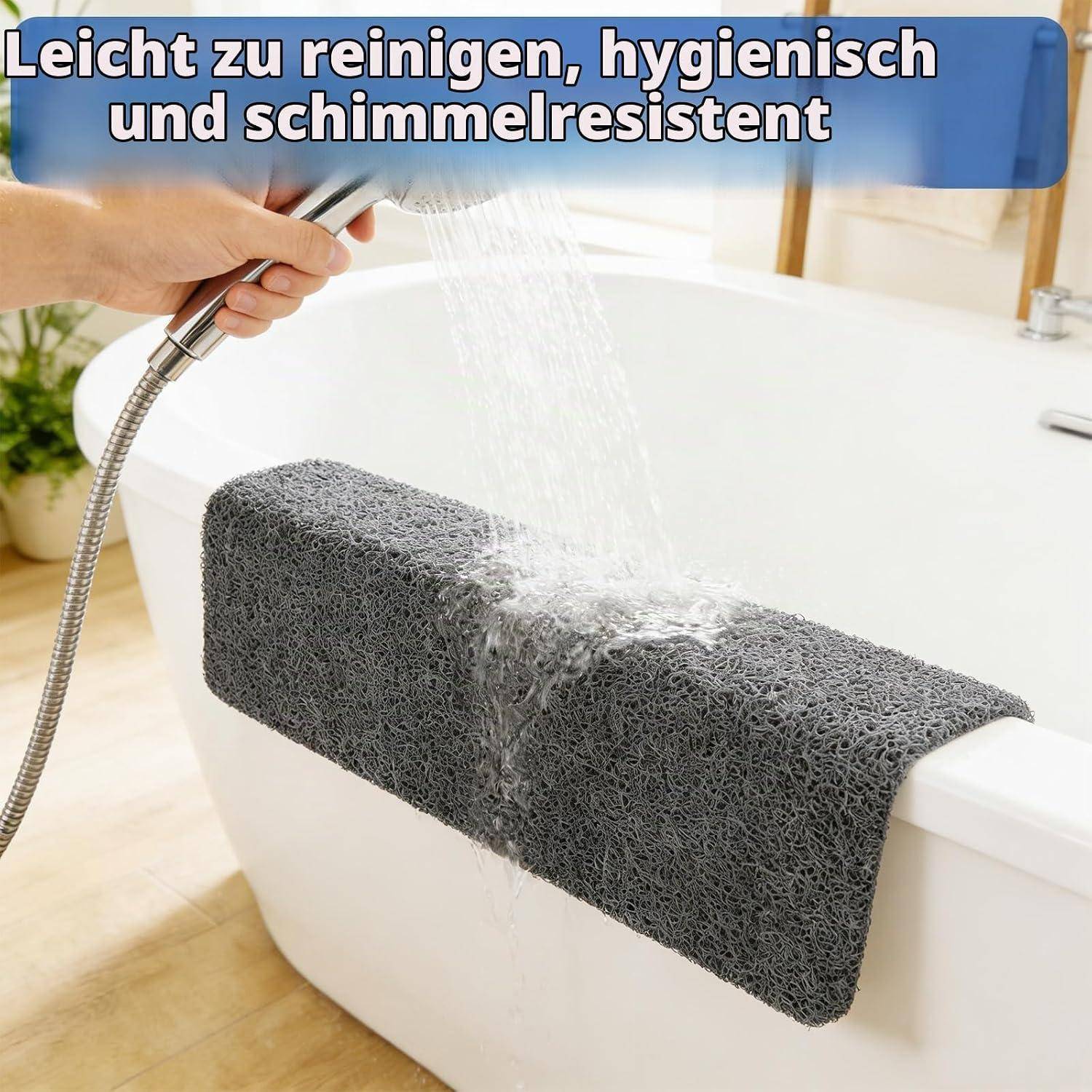 Ein Badmatte aus grauem Rutschfestmaterial wird von Hand über eine weiße Badewanne gesprüht, mit deutschem Text, der besagt, dass sie leicht zu reinigen, hygienisch und schimmelresistent ist.