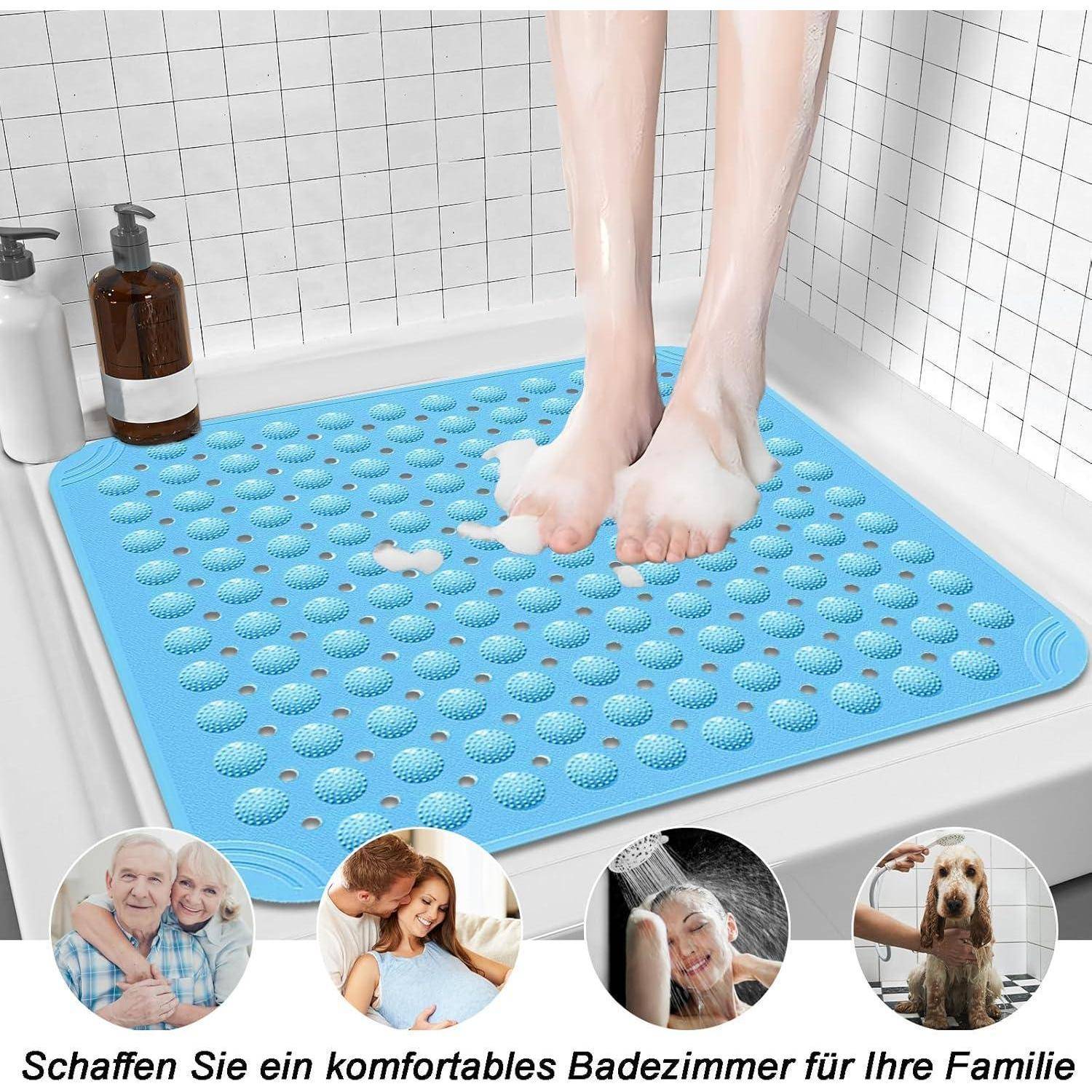 Füße stehen auf einer blauen rutschfesten Badewannenmatte in einer Badewanne, mit kleinen eingefügten Fotos, die zeigen, wie die Familie das Bad nutzt, und deutscher Text „Schaffen Sie ein komfortables Badezimmer für Ihre Familie