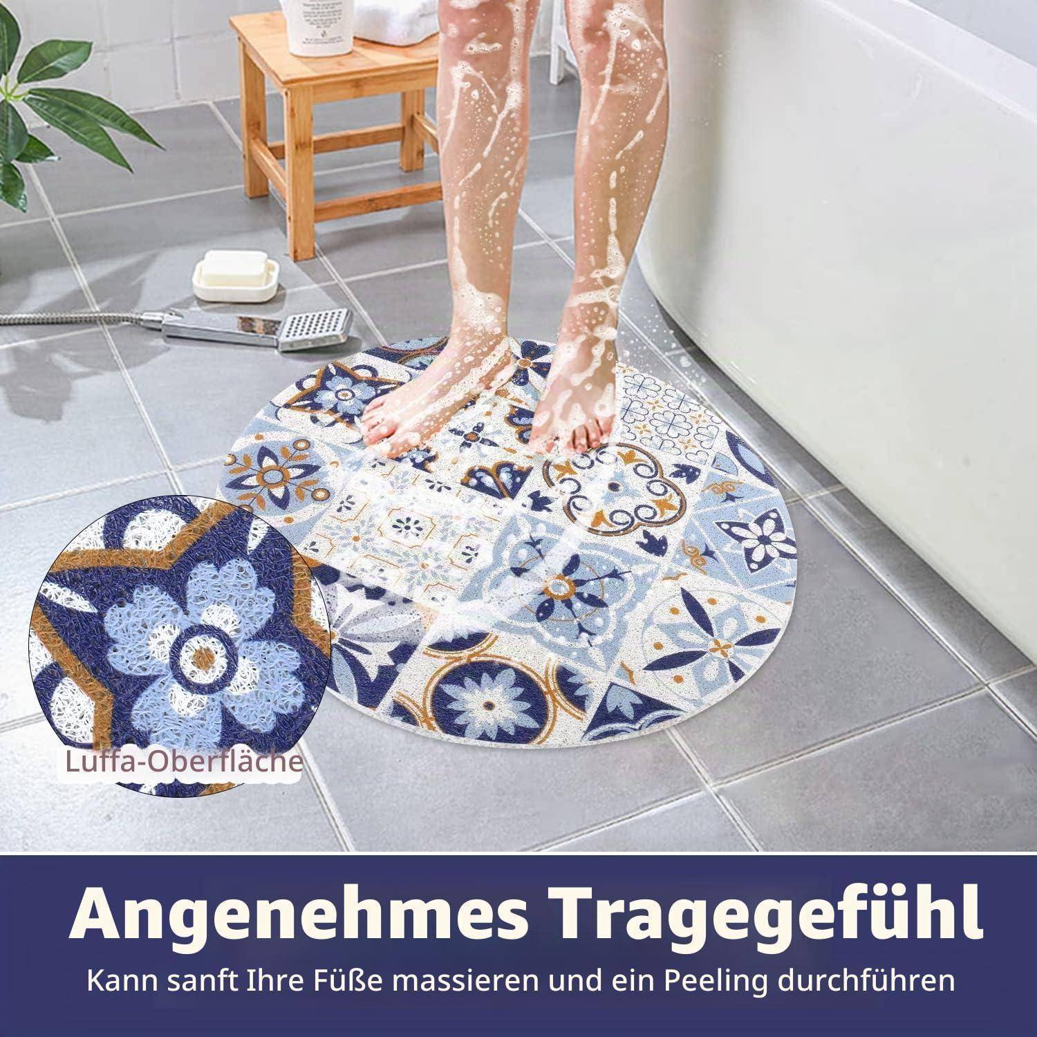 Person steht auf einer runden gemusterten Badematte im Badezimmer; Ausschnitt zeigt „Luffa-Oberfläche