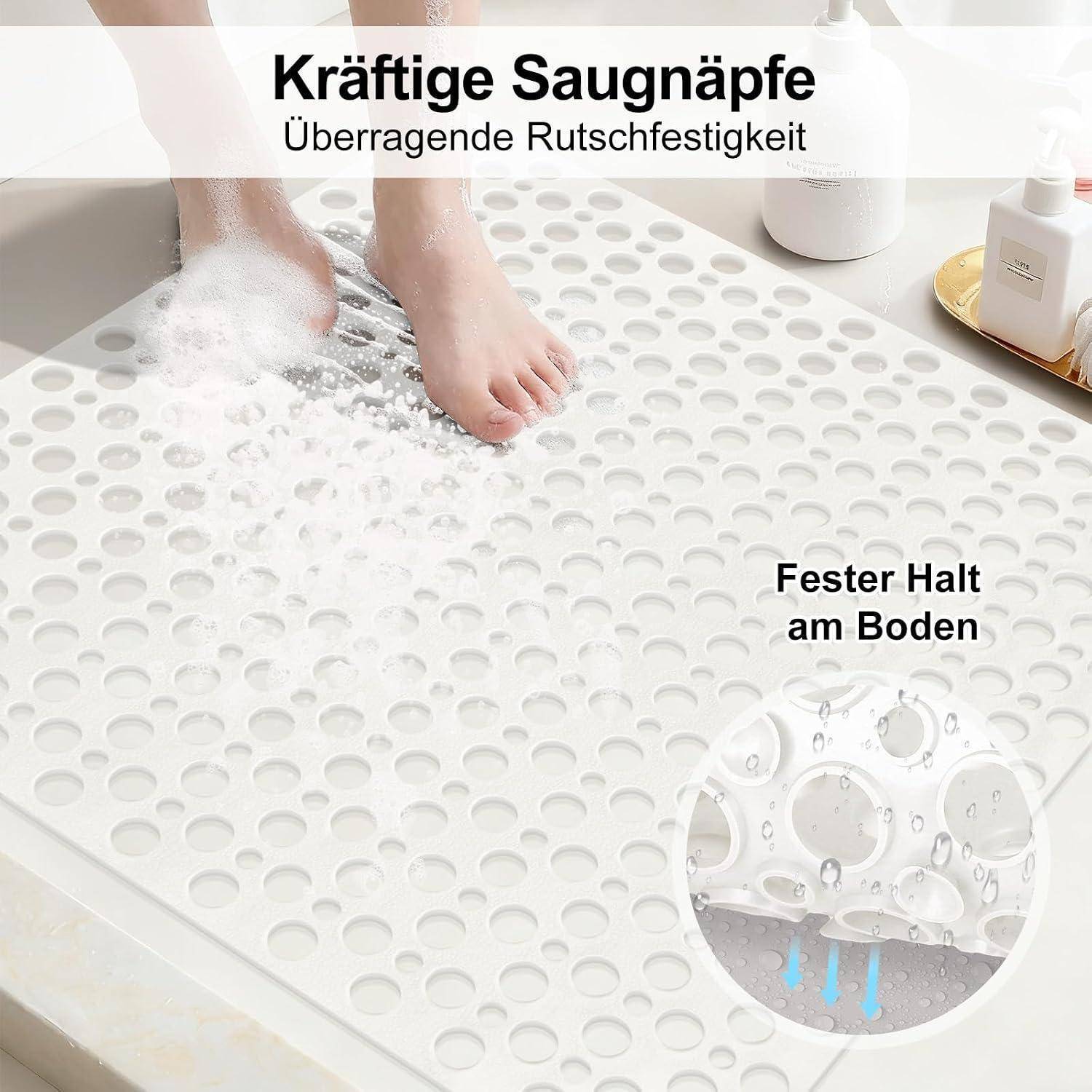 Badezimmermatte mit Saugnäpfen unter den Füßen einer Person; der deutsche Text besagt „Starke Saugnäpfe
