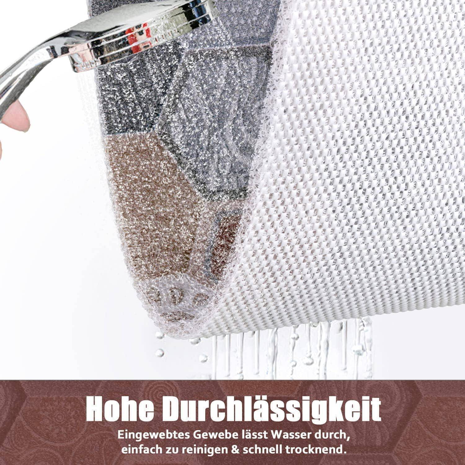 Wasser, das auf einen weißen gewebten Stoff-Beutel gesprüht wird, fließt durch ihn ab; der Text liest sich „Hohe Durchlässigkeit