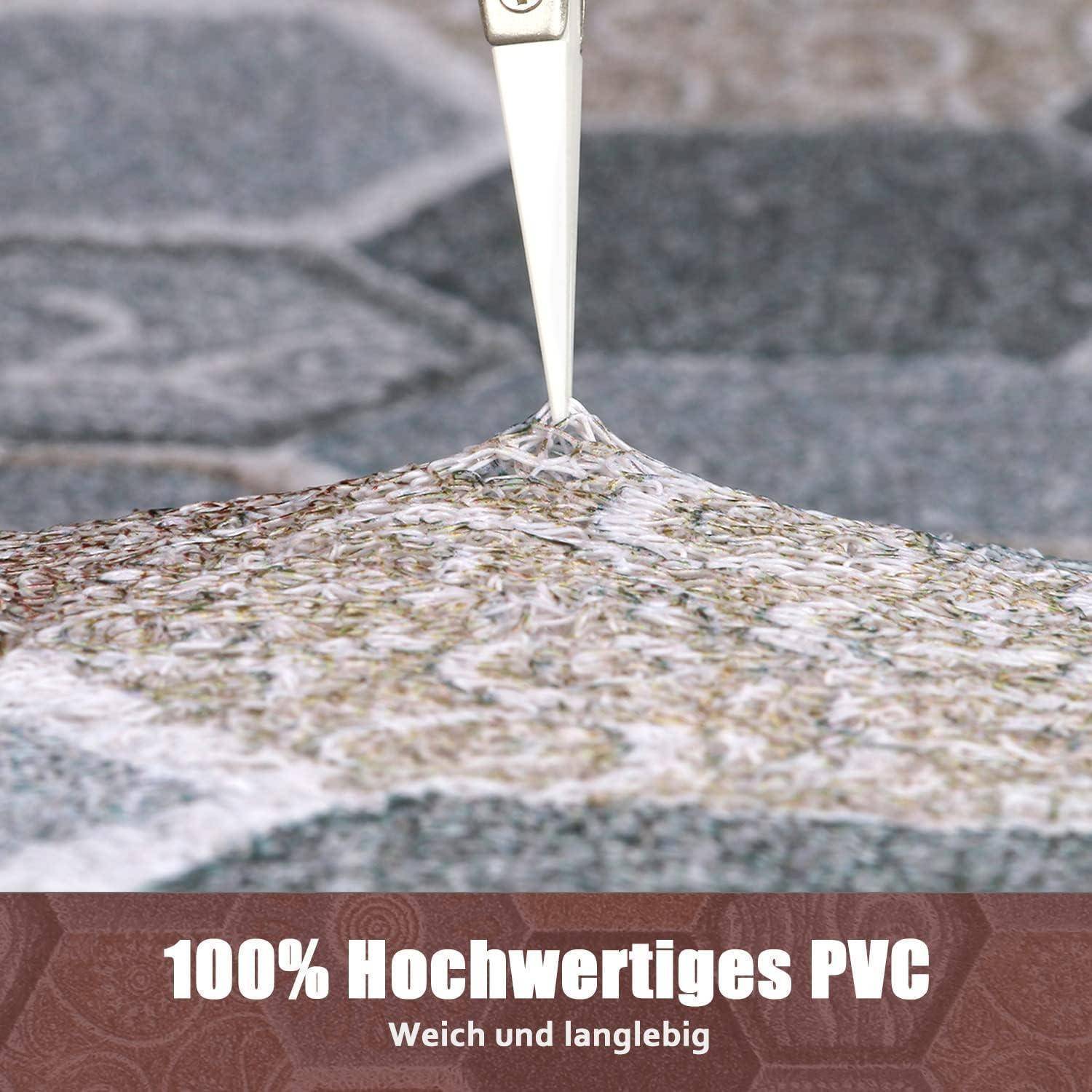 Nahaufnahme einer strukturierten PVC-Oberfläche, die von einer Klinge geschnitten wird, mit deutschem Text, der lautet „100% hochwertiges PVC