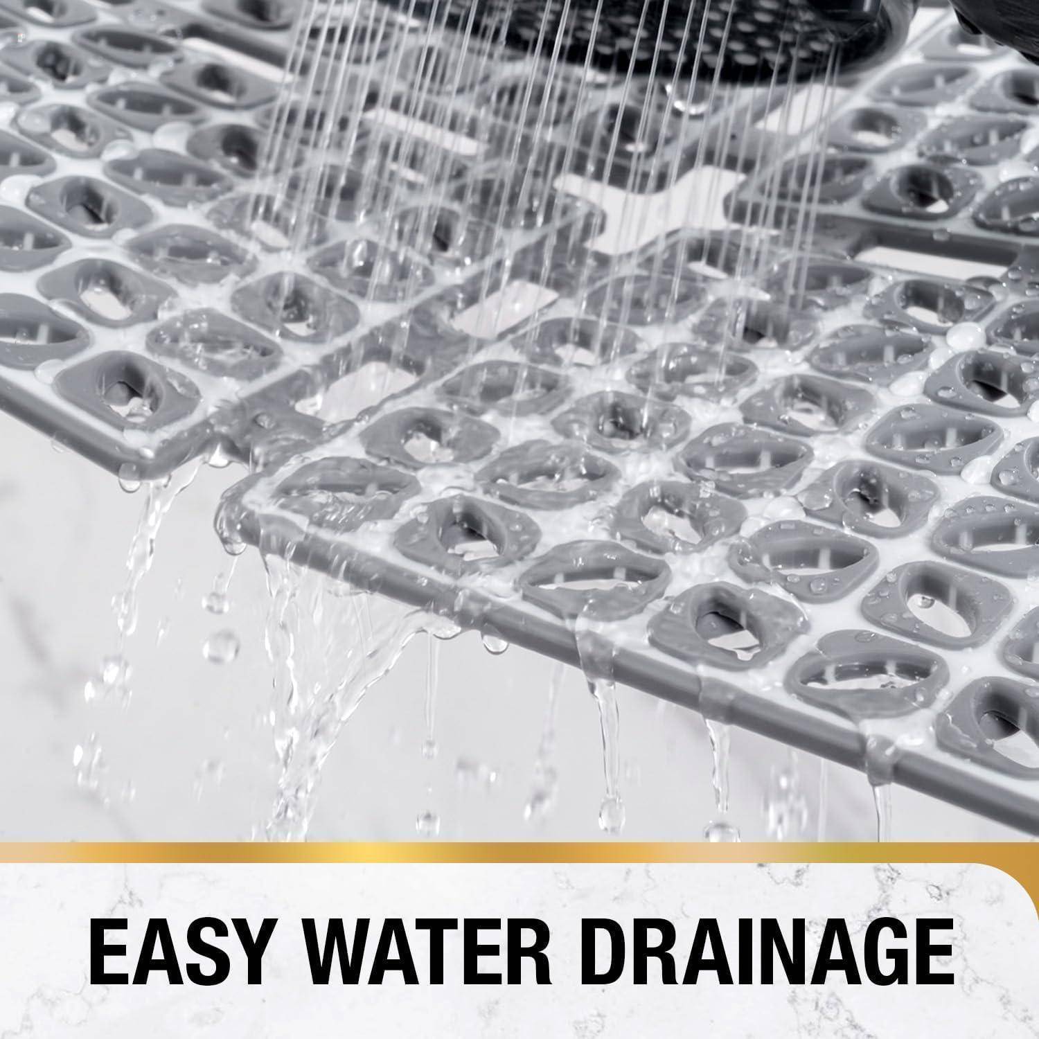 Nahaufnahme einer perforierten Metalloberfläche, die Wasser ableitert, mit dem Text „EINFACHE WASSERABLEITUNG