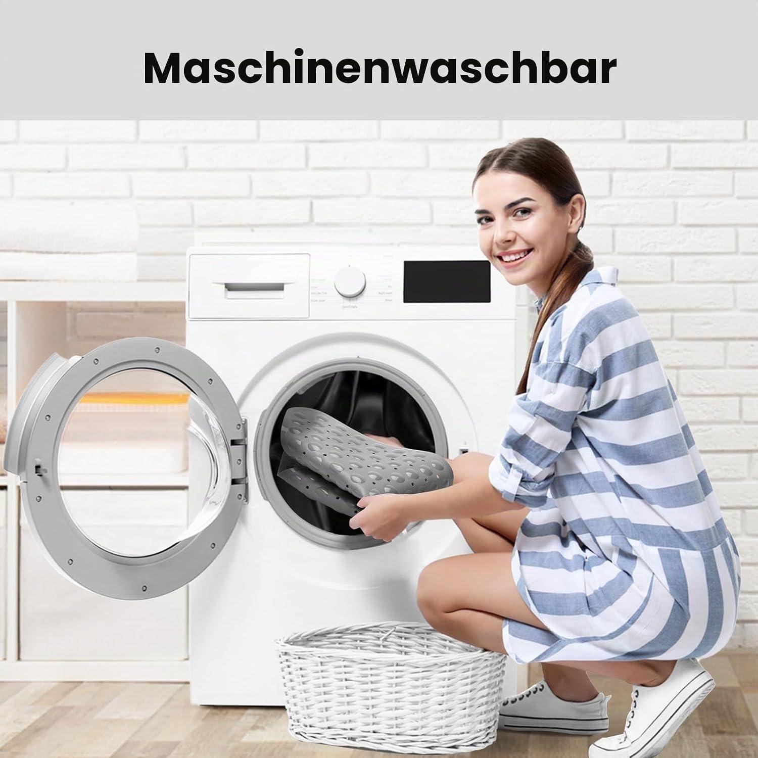 Junge Frau lädt Schuhe in eine offene Frontlader-Waschmaschine; der Text lautet „Maschinenwaschbar