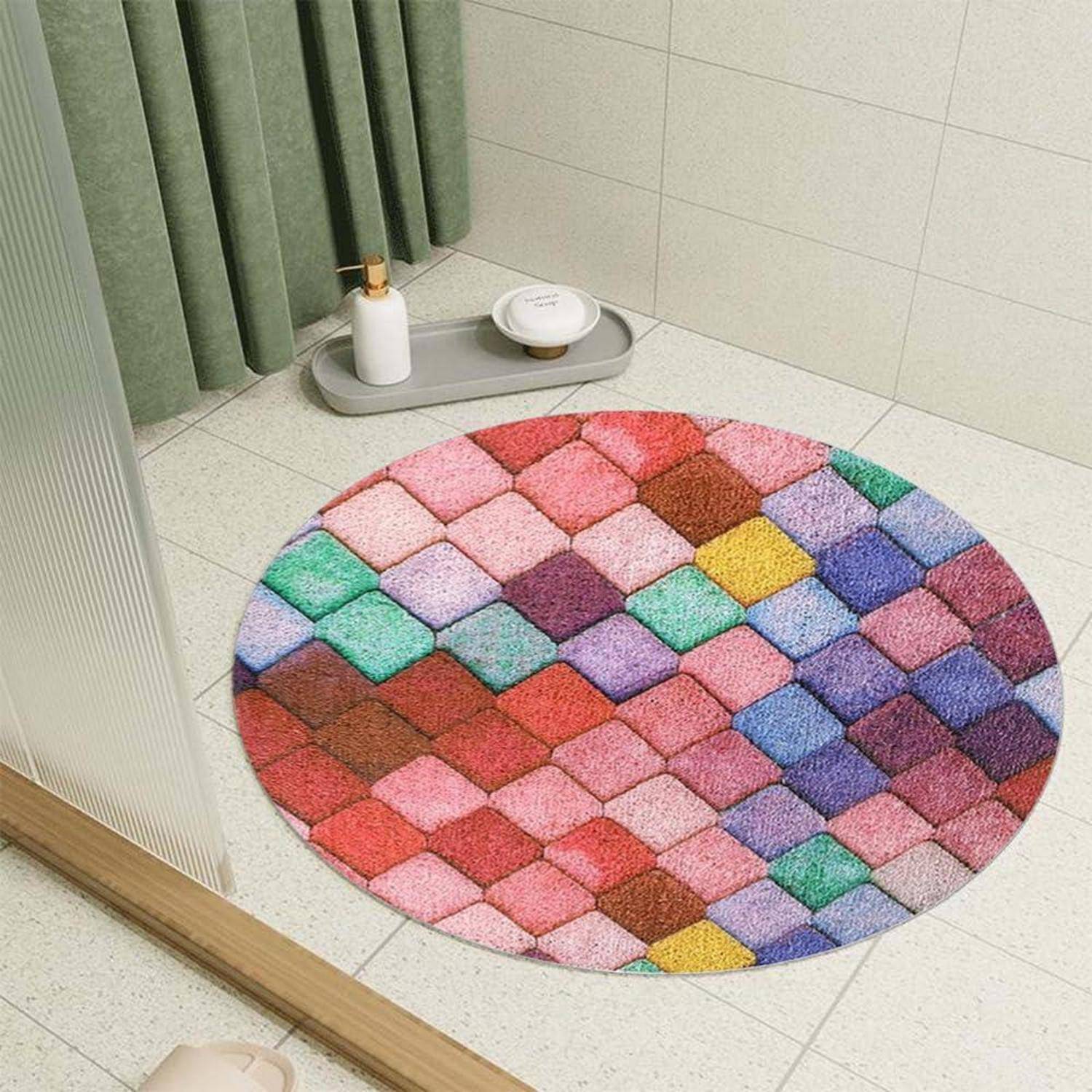 Runder mehrfarbiger gewebter Teppich mit einem rosa, violetten, blauen und gelben geometrischen Muster in einem gefliesten Raum neben einem Tablett und einem Vorhang.