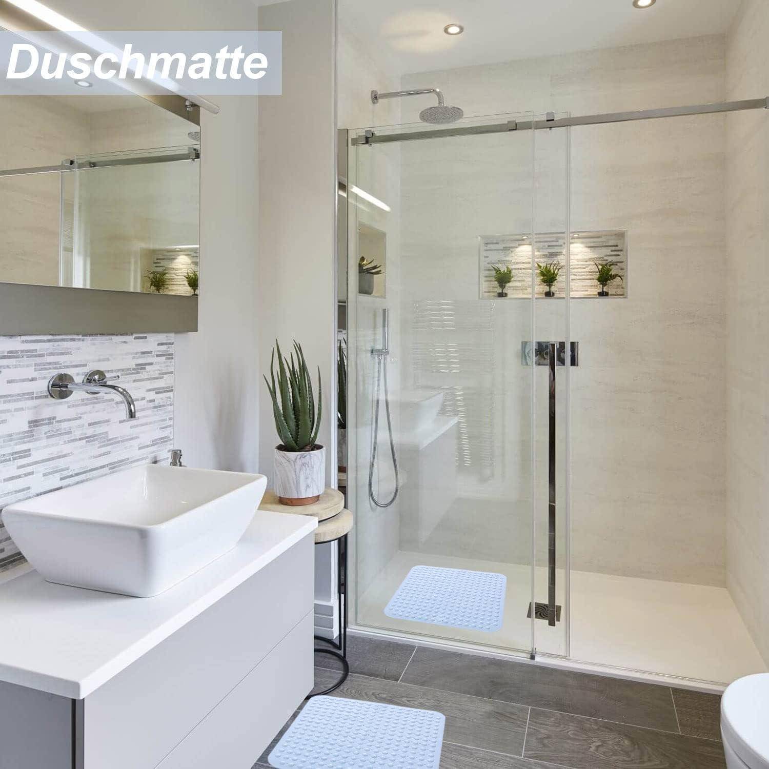 Modernes Badezimmer mit begehbarer Glasdusche, Aufsatzwaschbecken-Waschtisch, Spiegel und grauem Fliesenboden; der Text „Duschmatte