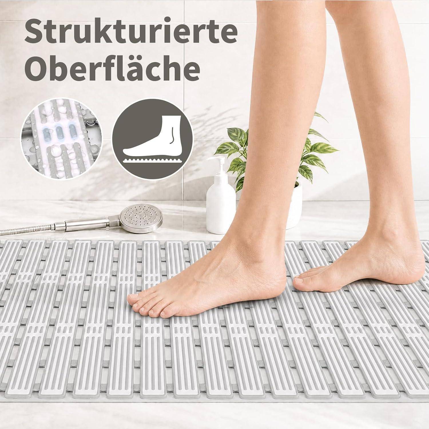 Nackte Füße stehen auf einer strukturierten Duschmatte, mit deutschem Text „Strukturierte Oberfläche