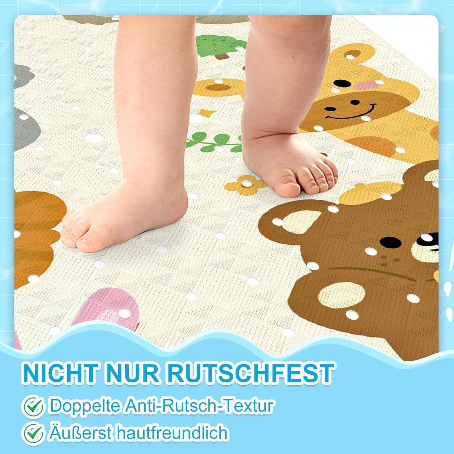 Babyfüße stehen auf einer Bodenmatte mit Teddybär-Muster und rutschfester Oberfläche; deutscher Text sagt „NICHT NUR RUTSCHFEST