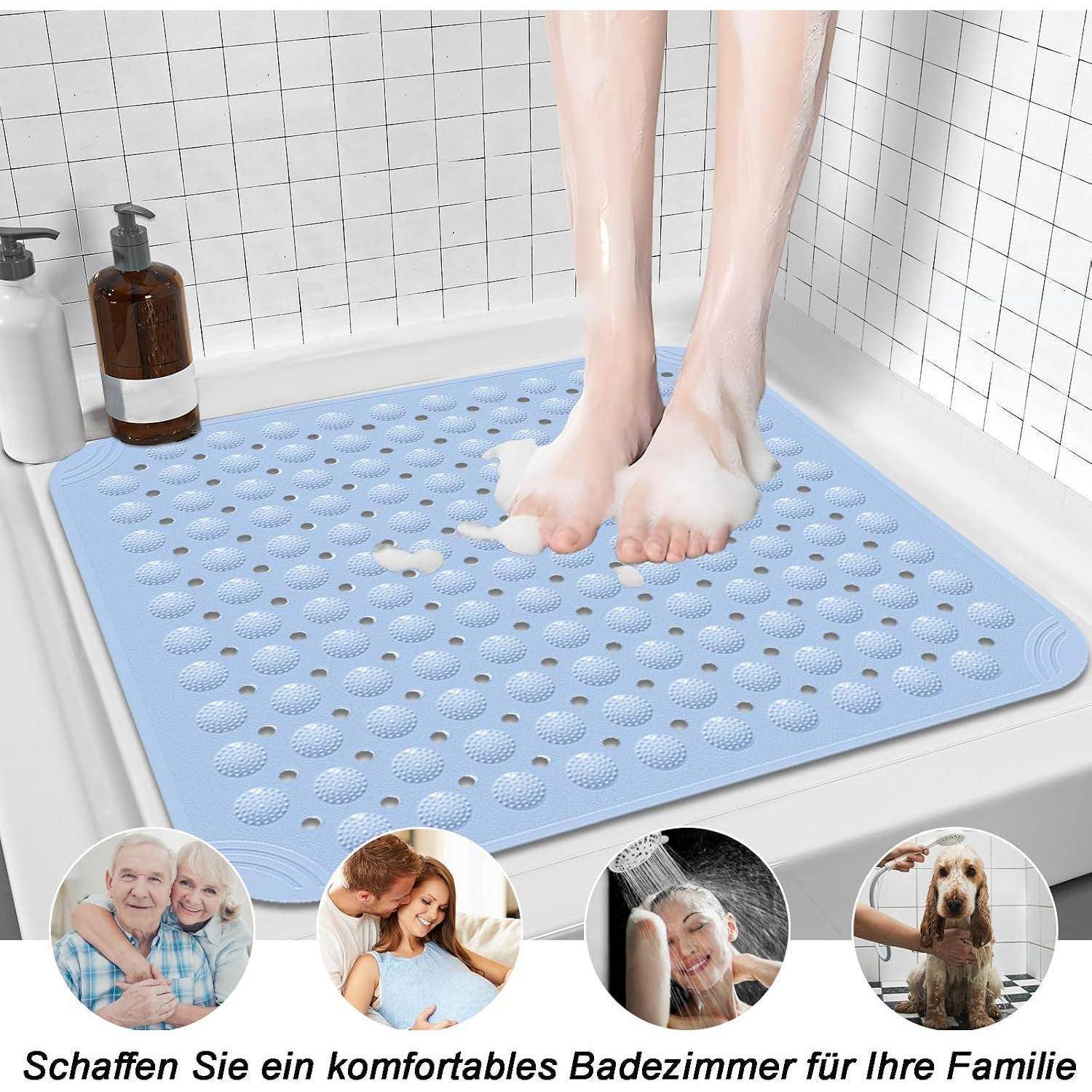 Füße stehen auf einer blauen Saugnapf-Badematte in einer Badewanne, mit deutschem Text, der ein komfortables Familienbadezimmer bewirbt.