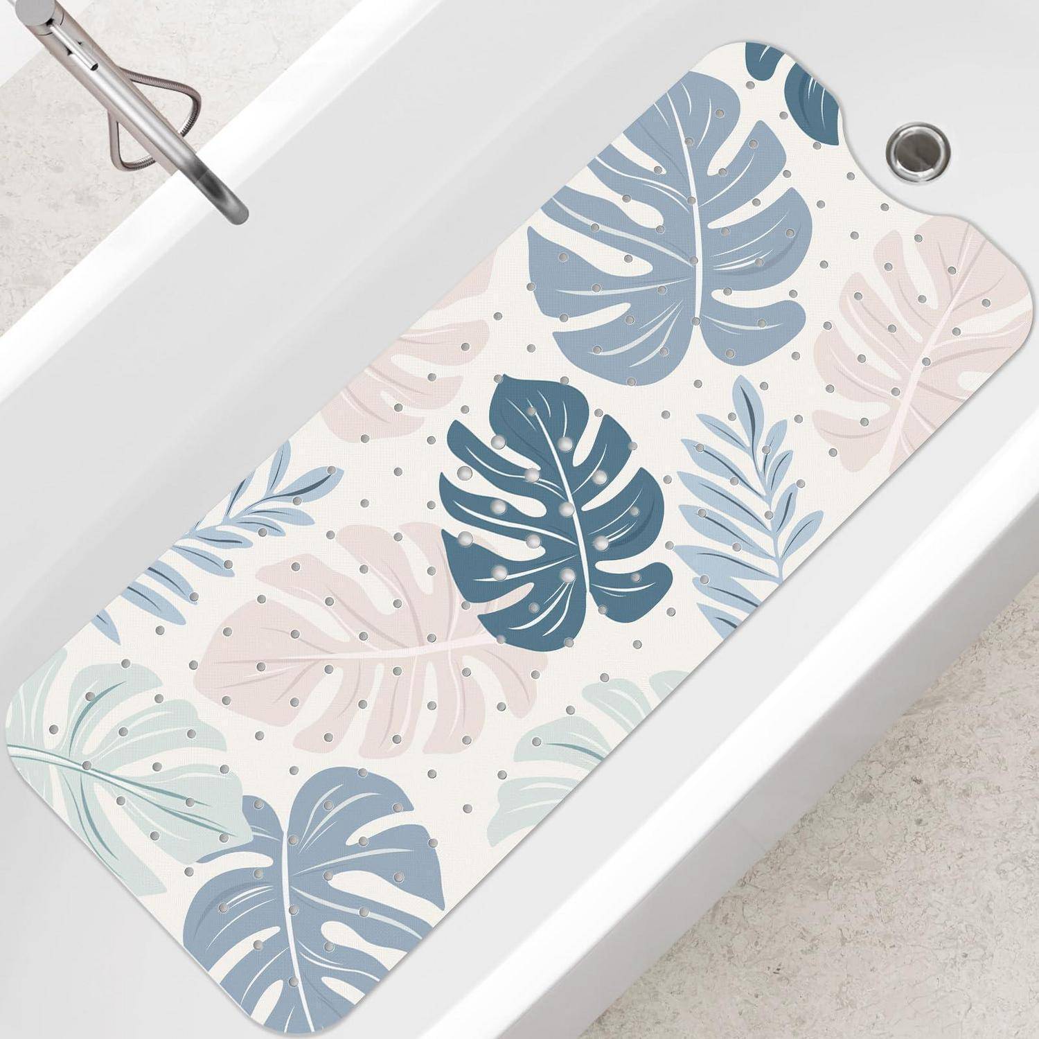 Weiße Badewanne mit einer tropischen Badematte mit Blattmotiv in Blau-, Rosa- und Minztönen, mit einem botanischen Muster im 