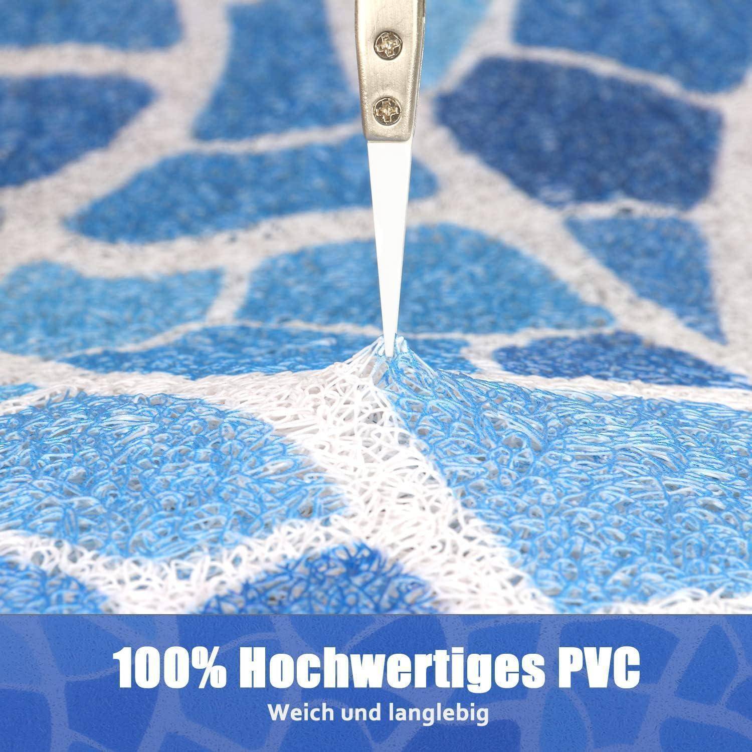 Nahaufnahme eines spitzen Werkzeugs, das in eine blau-weiße strukturierte PVC-Oberfläche schneidet, mit dem Text „100% Hochwertiges PVC