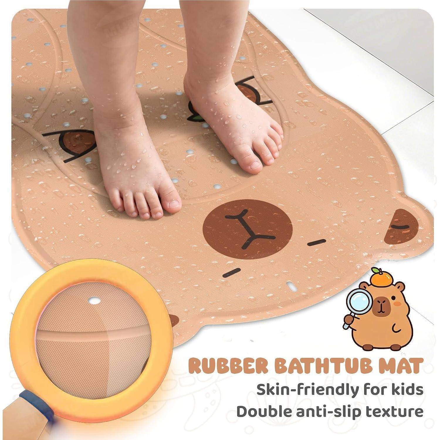 Kind steht auf bärenförmiger Gummi-Badewannenmatte mit Text "RUBBER BATHTUB MAT"", das hautfreundliches, rutschfestes Design für Kinder hervorhebt.