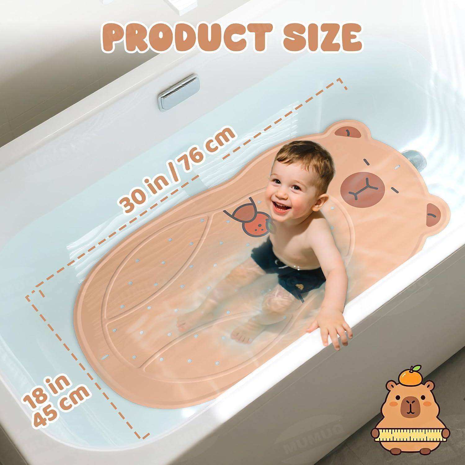 Infografik mit einer bärenförmigen Badewannenmatte für Kinder, mit der Bezeichnung „PRODUCT SIZE", mit den Maßen 30 Zoll/76 cm Länge und 18 Zoll/45 cm Breite, mit einem Kleinkind in der Badewanne zur Größenangabe.