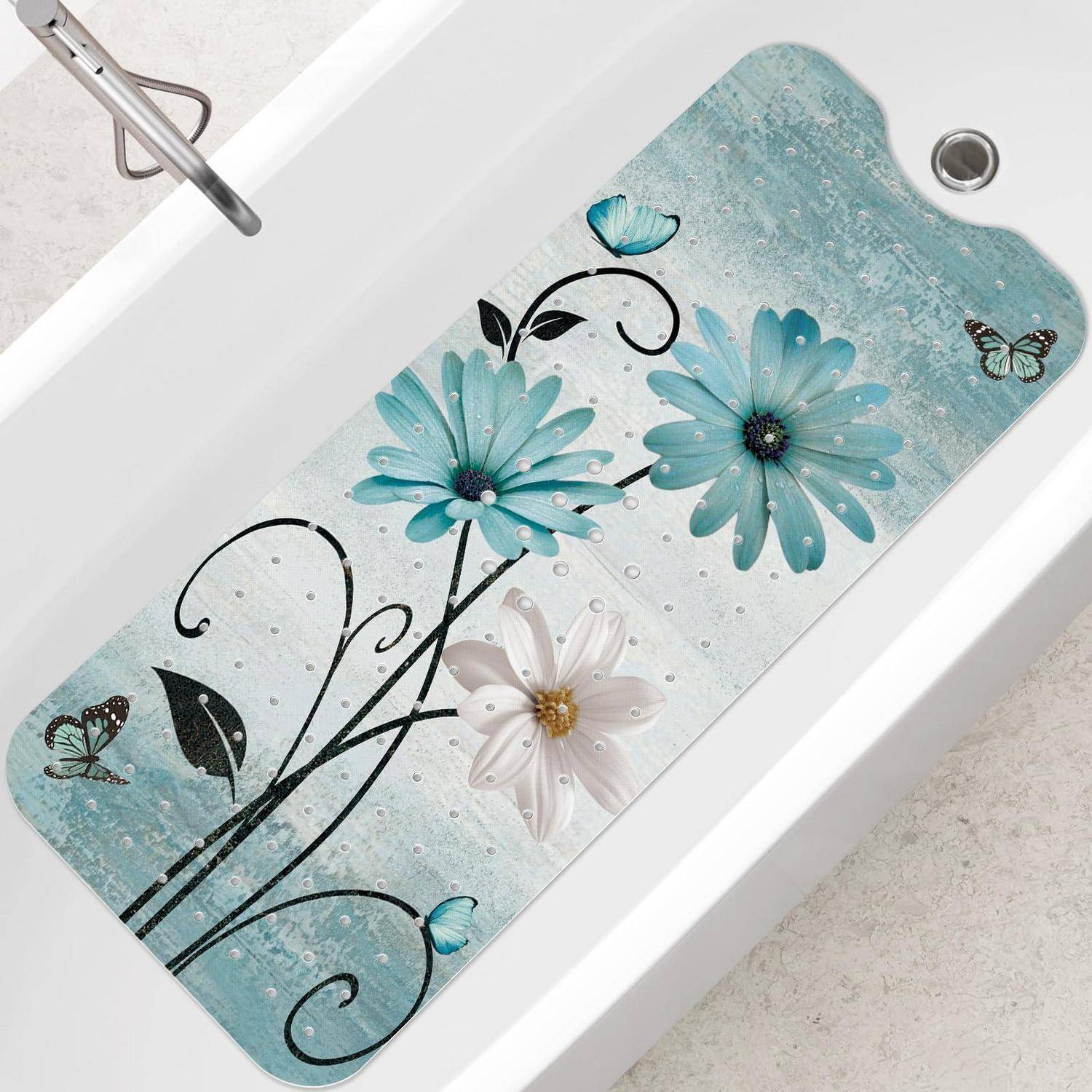 Dekorative Badematte mit blauen und weißen Blumen und Schmetterlingsmotiven auf hellaquafarbenem Hintergrund