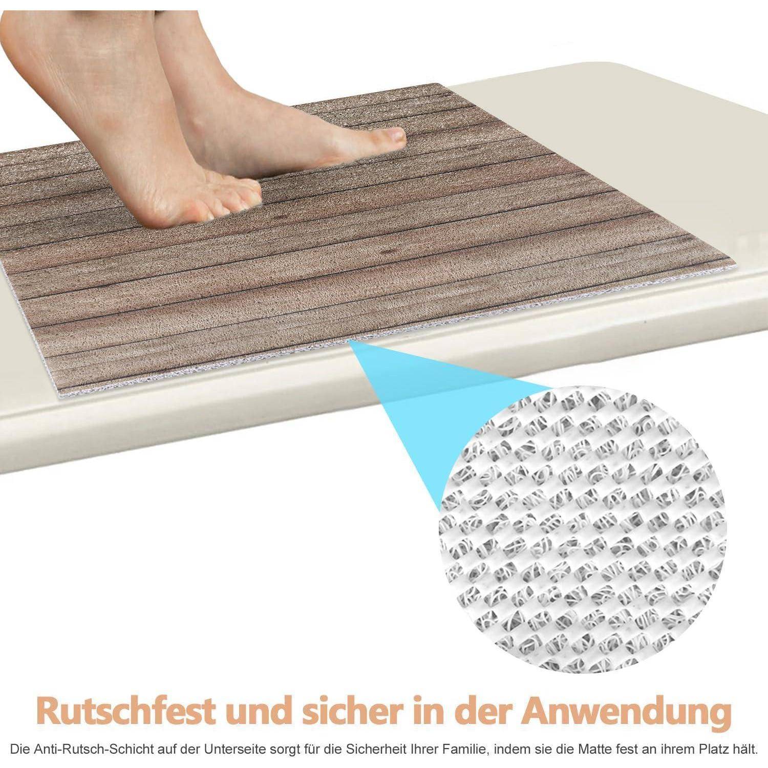 Nackte Füße, die auf einer strukturierten rutschfesten Badumkehr stehen, mit einer vergrößerten Detailaufnahme, die die griffige Unterseite zeigt.