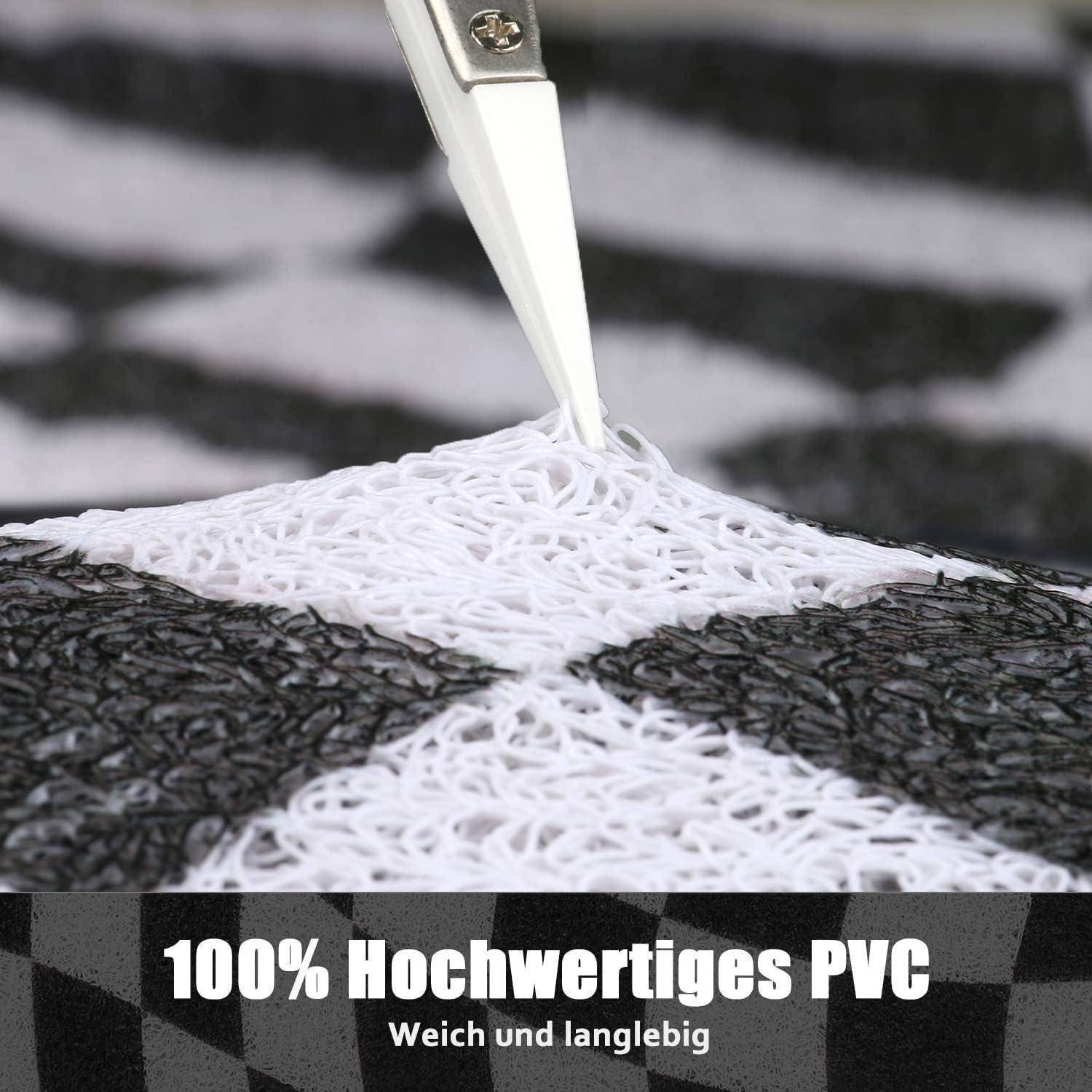 Nahaufnahme einer 3D-Druckdüse, die weißes PVC über eine schwarz-weiß strukturierte Oberfläche extrudiert, mit deutschem Text „100% Hochwertiges PVC
