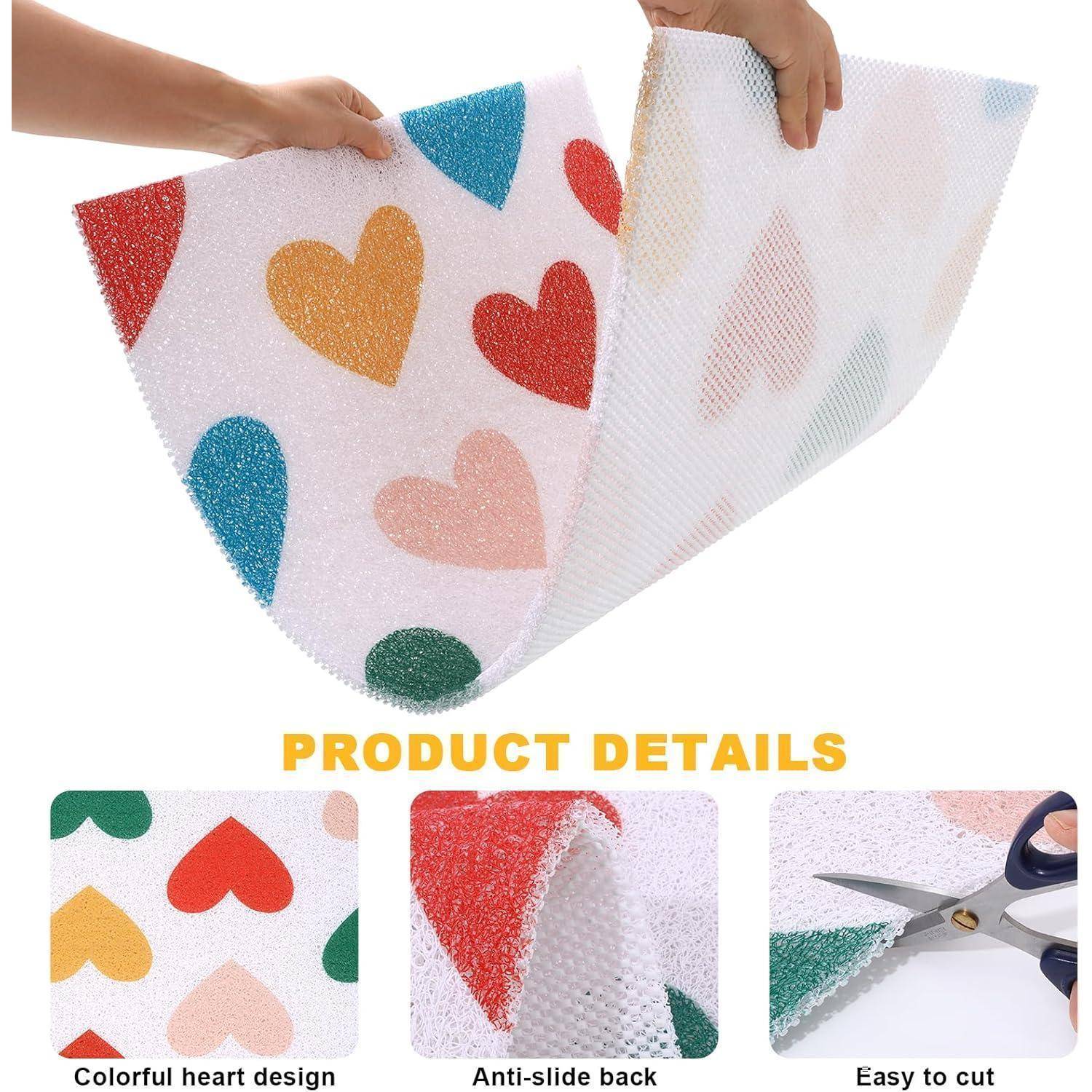 Hände halten eine bunte Matte mit Herzenmuster und rutschfester Rückseite, dargestellt als Produktdetailbild mit Nahaufnahmen des Designs, der strukturierten Rückseite und einfacher Zuschneidbarkeit.