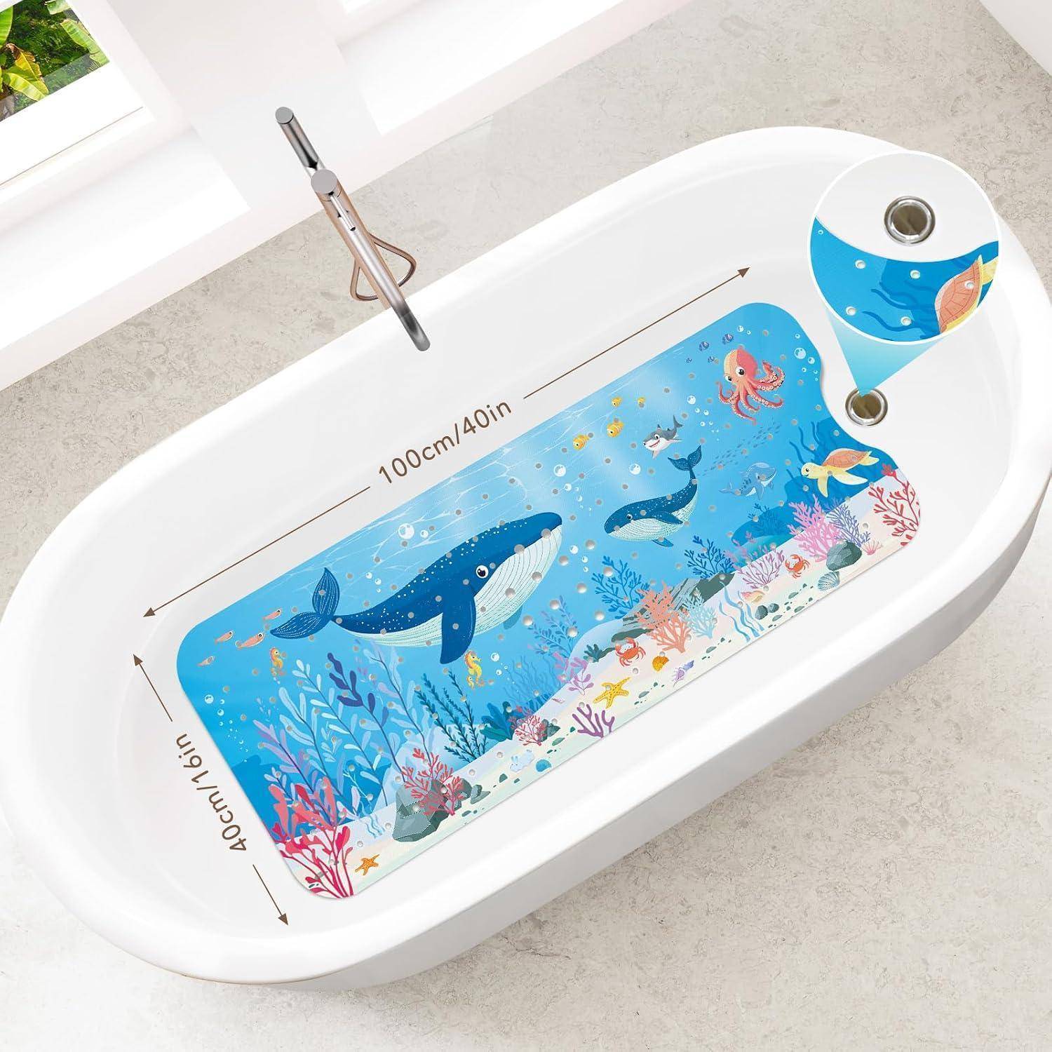 Weiße Badewanne mit einer blauen, ozeangestalteten rutschfesten Matte mit Walen, Fischen, Korallen und beschrifteten Maßen '100cm/40in' und '40cm/16in'.