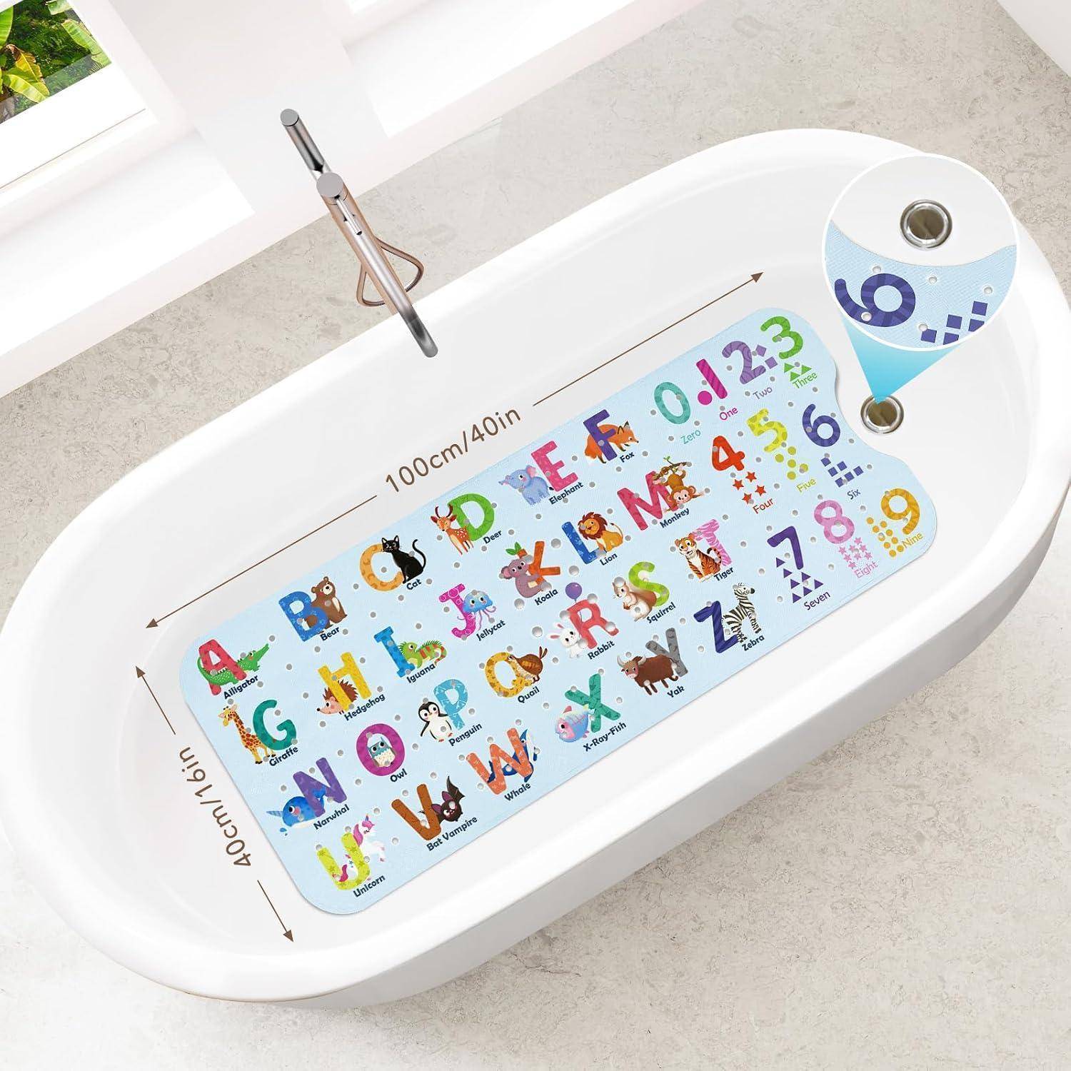 Badewanne mit einer farbenfrohen rutschfesten Alphabet- und Zahlen-Lernmatte, gekennzeichnet mit 100 cm/40 Zoll mal 40 cm/16 Zoll, dargestellt in einer weißen Wanne.