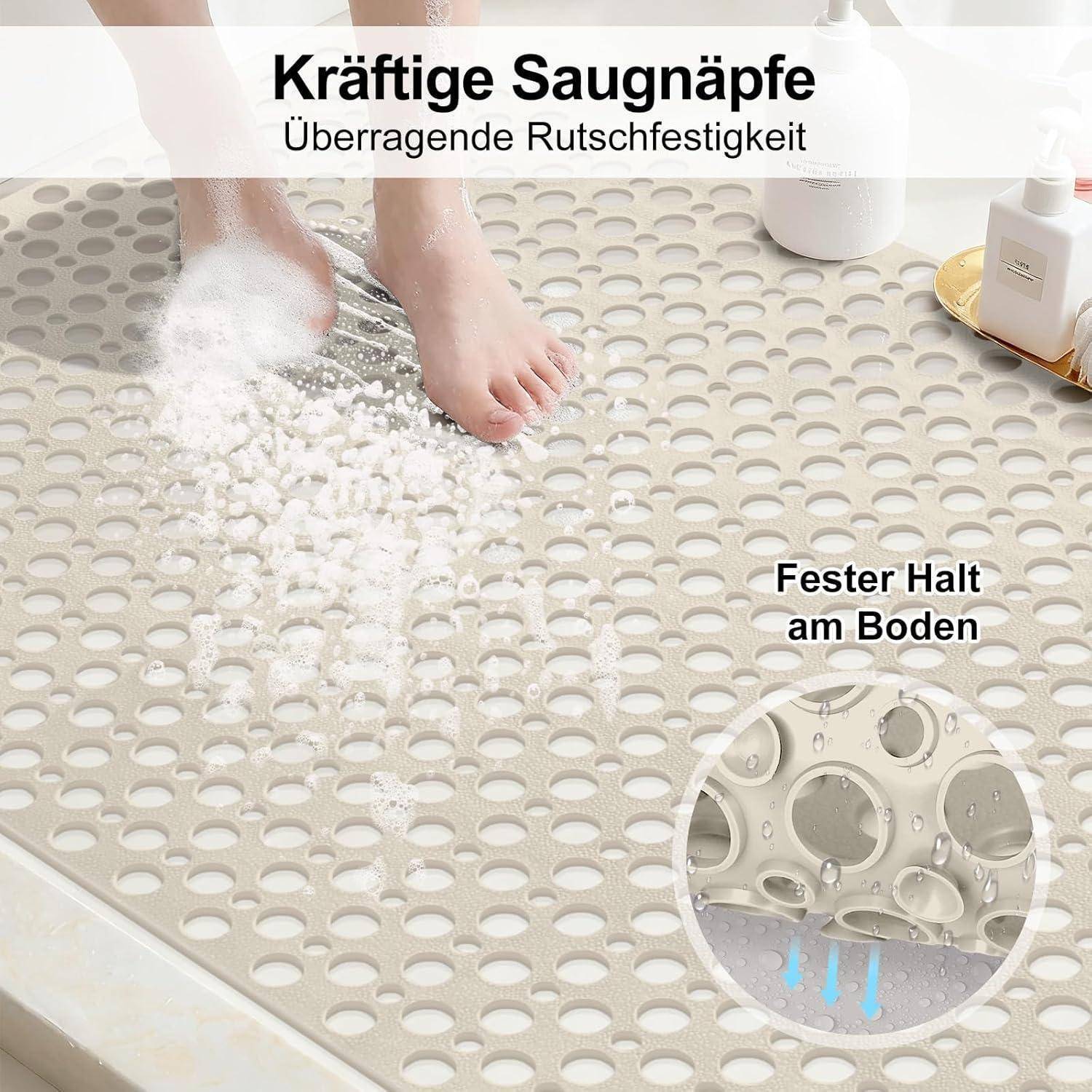 Person tritt auf eine Badewannenmatte mit Saugnäpfen mit Seifenschaum; Text sagt „Kräftige Saugnäpfe