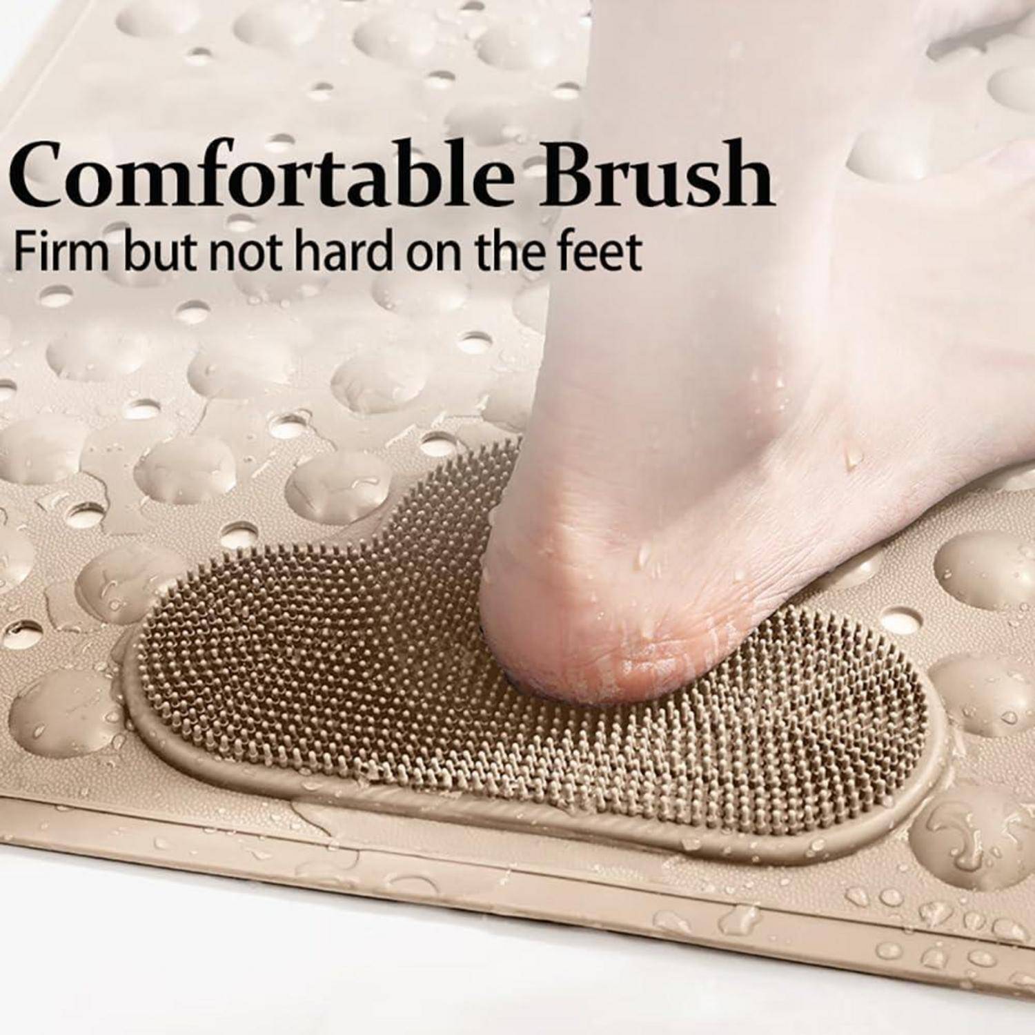 Fuß drückt auf eine strukturierte Badematte mit der Bezeichnung „Comfortable Brush