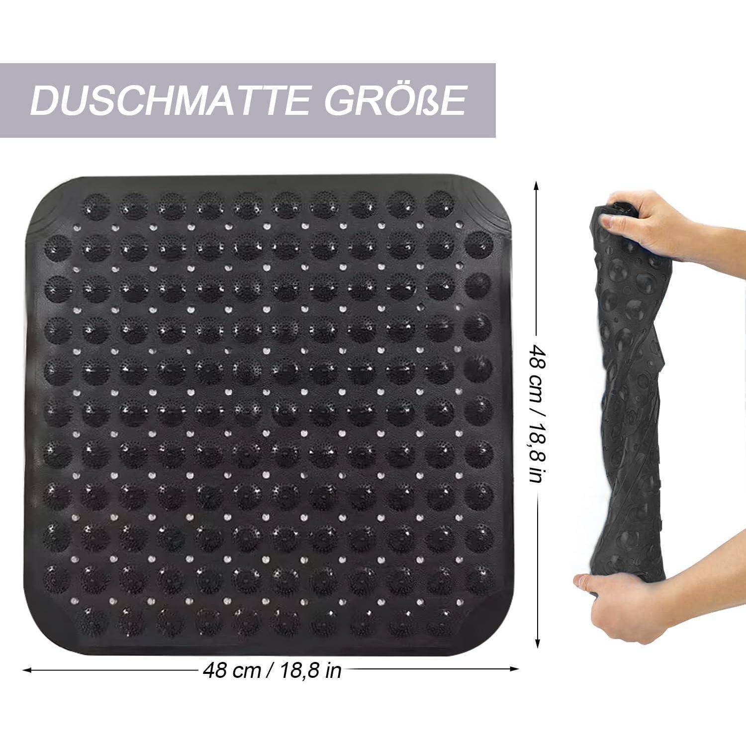 Produktbild zeigt eine schwarze Badewannenmatte mit Saugnäpfen, quadratisch 48 cm x 48 cm, mit Händen, die sie dehnen, um die Größe zu zeigen.