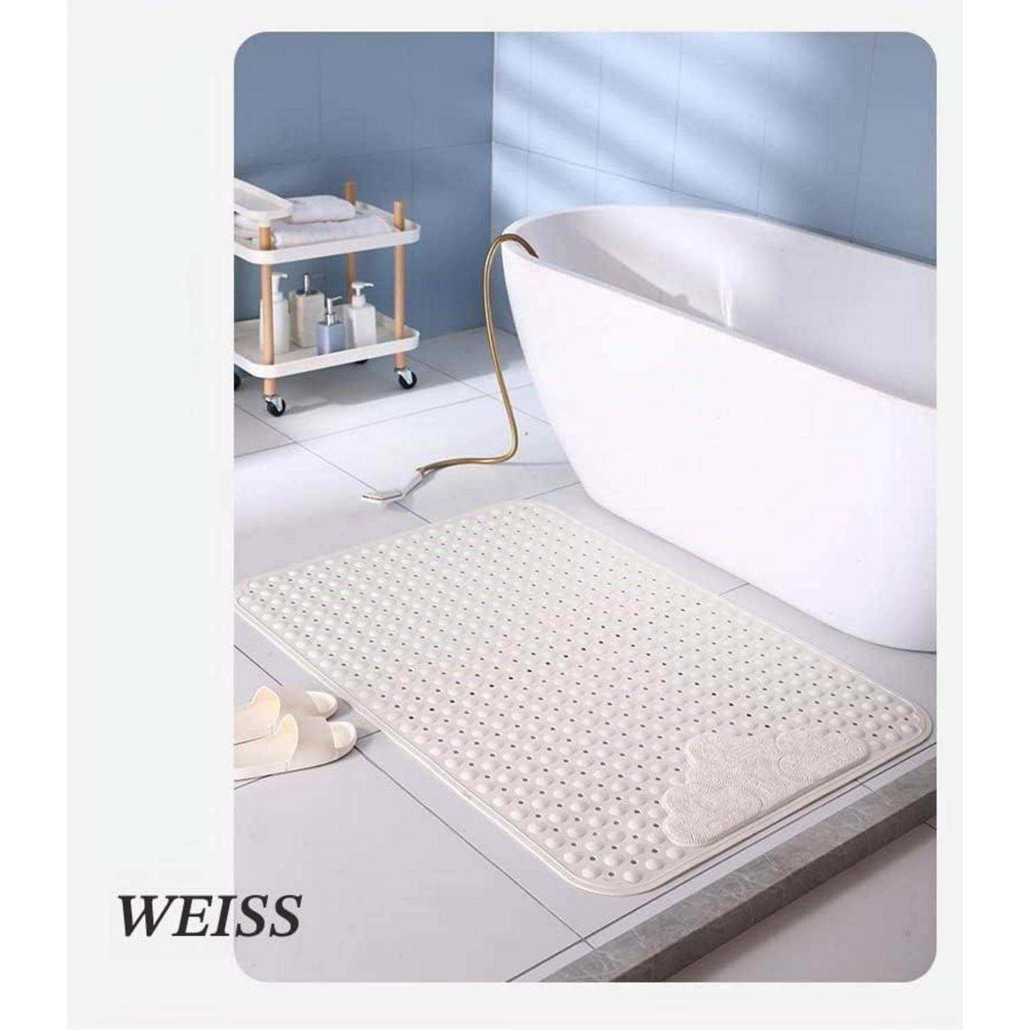 Modernes Badezimmer mit weißer Badewanne, Brauseschlauch, fahrbarem Regal, Hausschuhen und einer beigen strukturierten Badematte auf dem Boden.