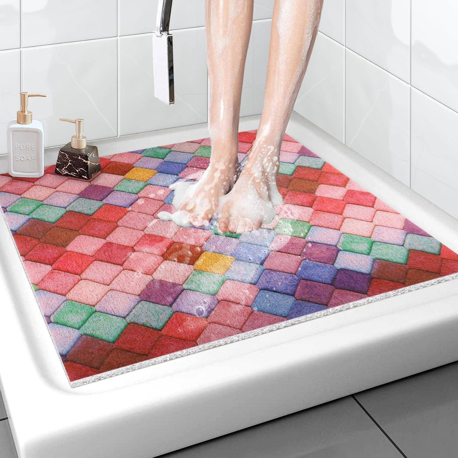Füße, die sich auf einer farbenfrohen karierten Badmatte in einer weiß gefliesten Dusche duschen