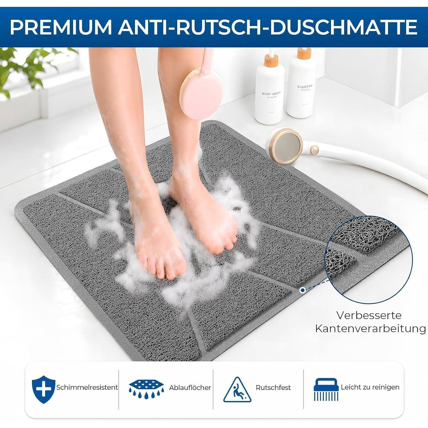 Graue rutschfeste Badewannenmatte mit Füßen, die darauf stehen, in einem Badezimmer; der Text sagt „Premium anti-rutsch-duschmatte" und hebt hervor: schimmelfest, Ablauflöcher, rutschfest, leicht zu reinigen, verbesserter Kantenschliff.