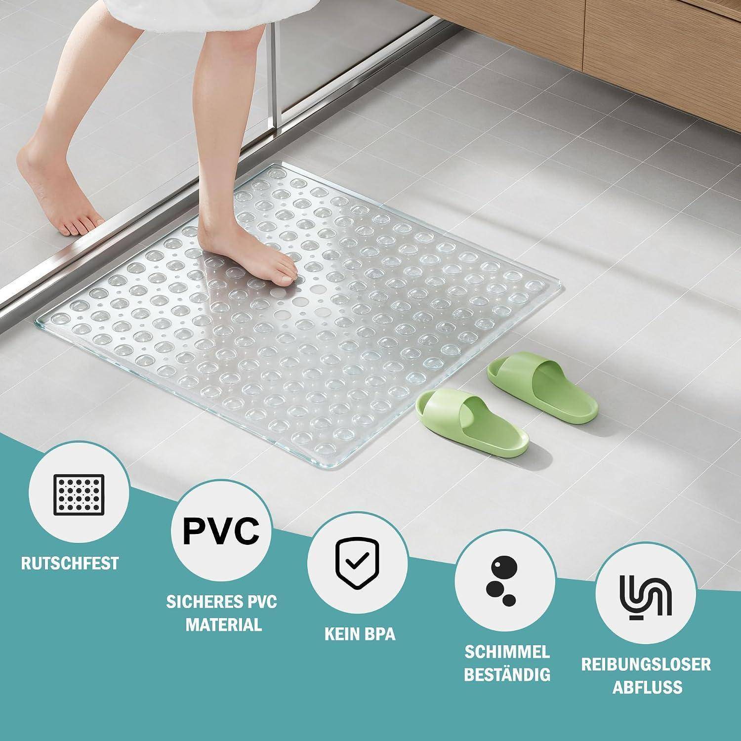 Person, die auf eine transparente Dusch­matte im Bad­zimmer tritt; Symbole zeigen PVC, Rutsch­festigkeit, BPA-frei, Schimmel­beständig und glattes Abfließen an.