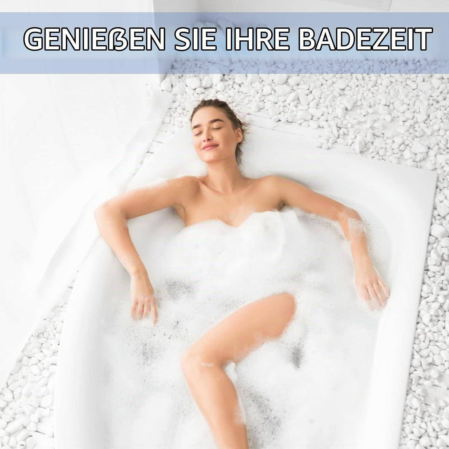 Entspannte Frau, die in einer schaumgefüllten Badewanne badet, mit dem deutschen Text „GENIEßEN SIE IHRE BADEZEIT" oben.