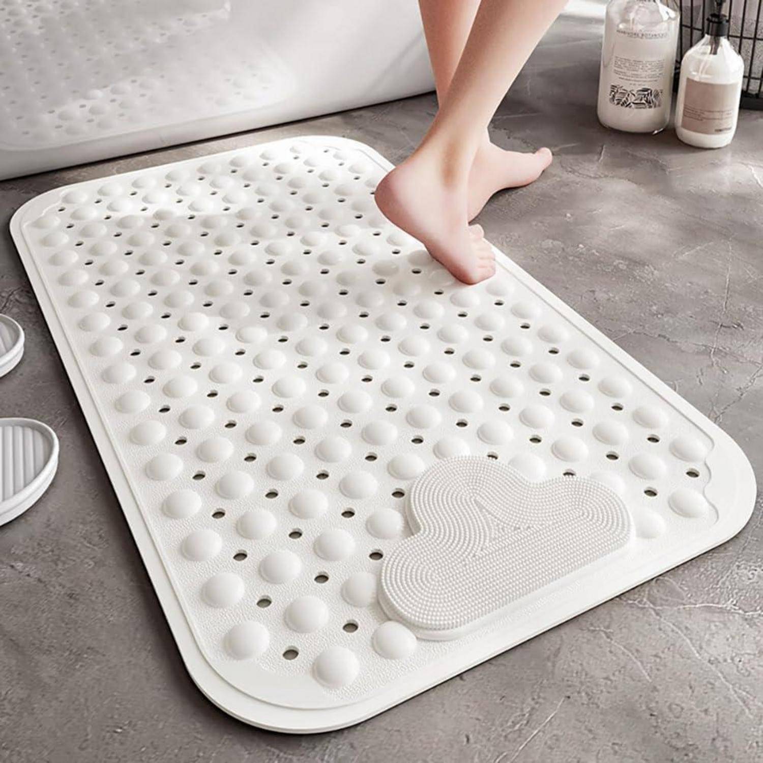 Barfuß auf einer weißen strukturierten Badematte mit erhöhten Massageunebenheiten in einem Badezimmer tretend.