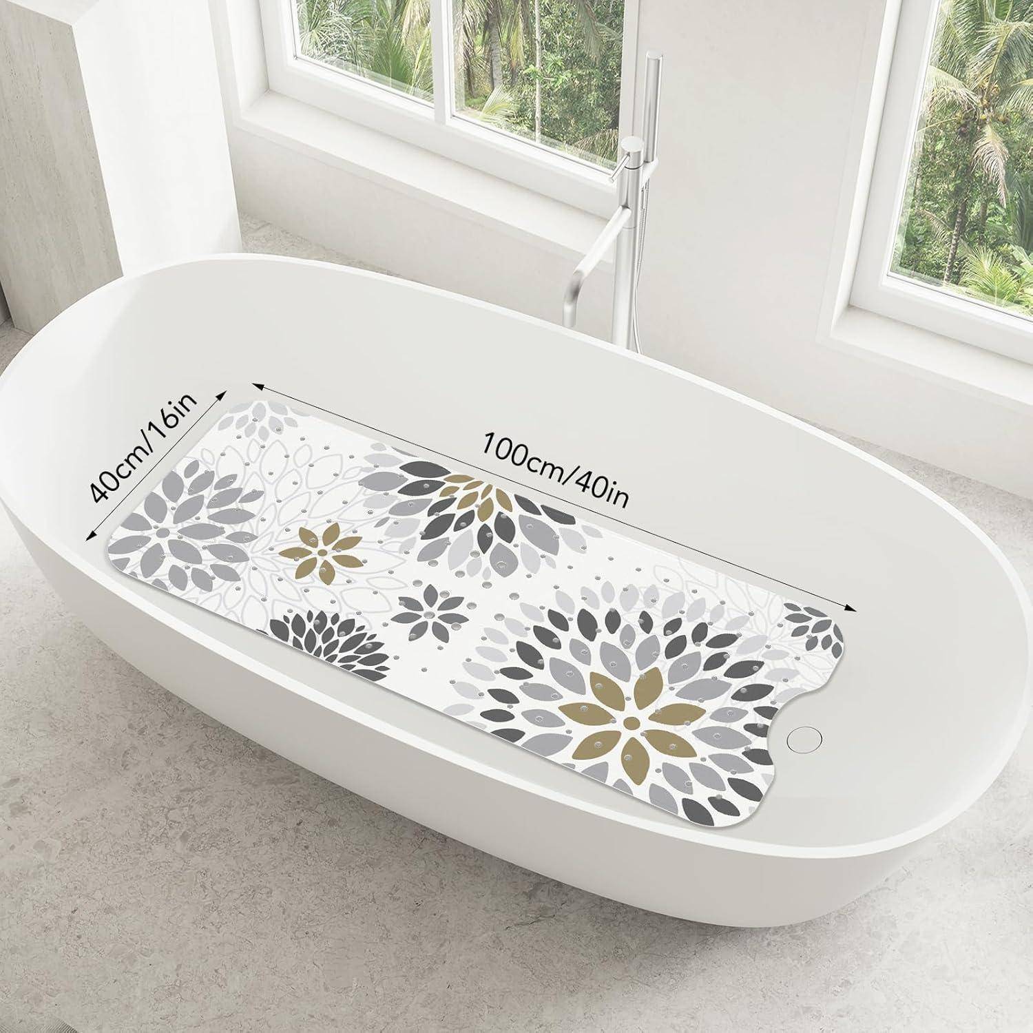 Weiße ovale Badewanne mit einer floralen Badewanne mit dem Etikett 100 cm x 40 cm darin drapiert, gezeigt in einem hellen Badezimmer mit Fenstern.